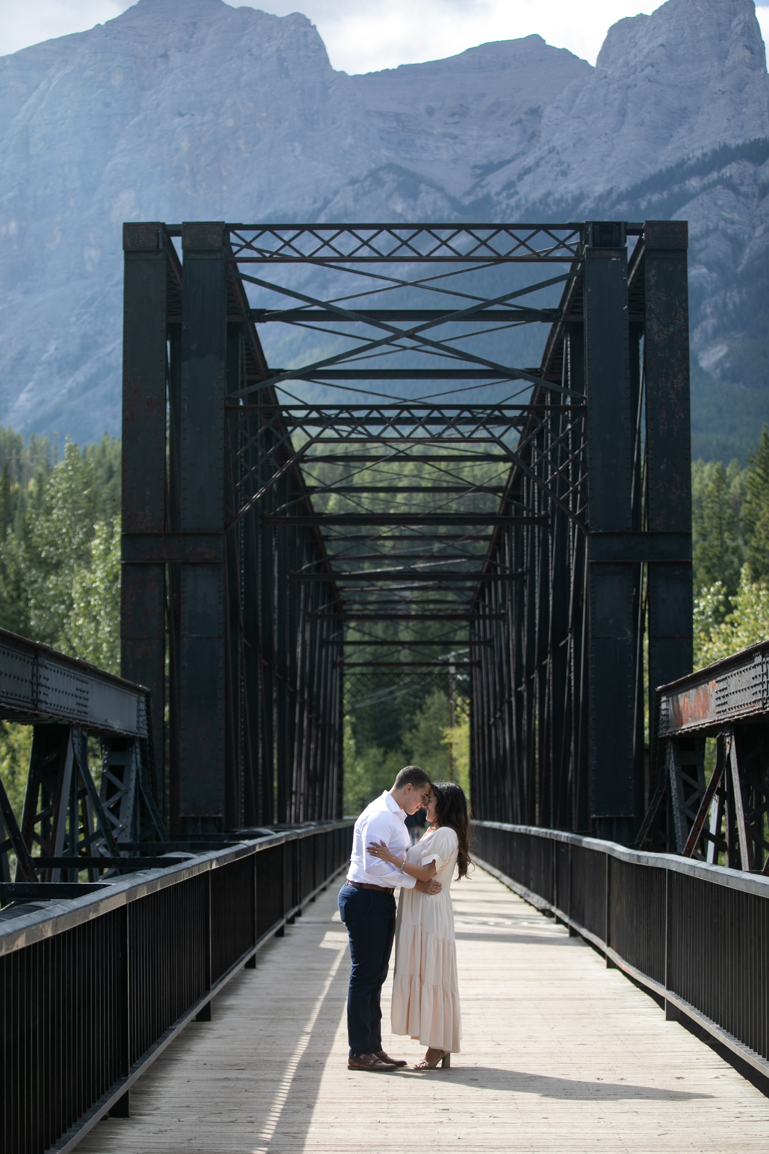 Pierina & Thomas — Canmore Engagement. Fotografía accesible en Calgary