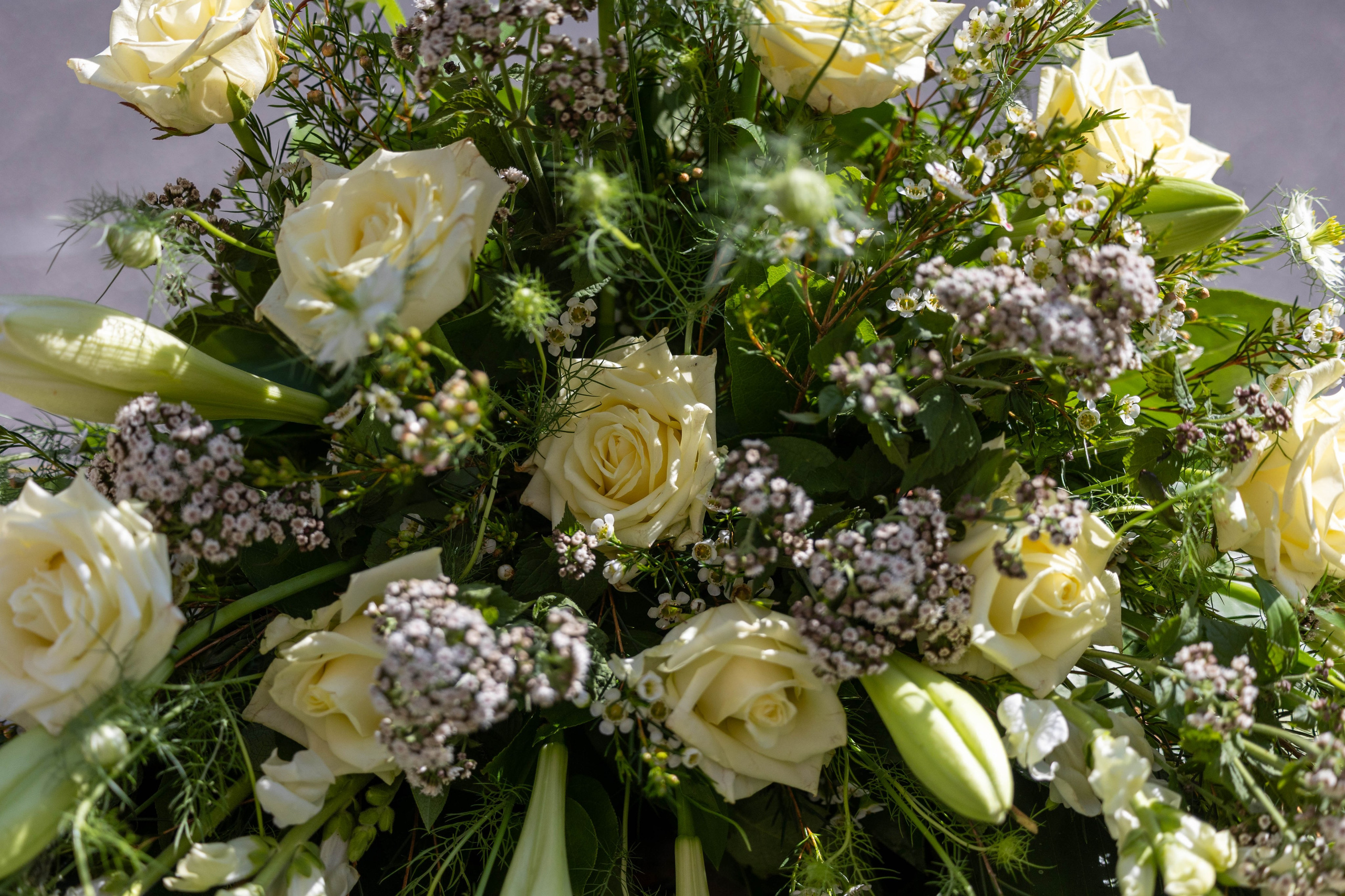 Ær en elsket med en smuk krans med hvide roser fra Akropolis Blomster. De elegante, hvide roser symboliserer renhed og respekt. Bestil din krans med hvide roser til begravelse i dag, og få den leveret i Aarhus og omegn.
