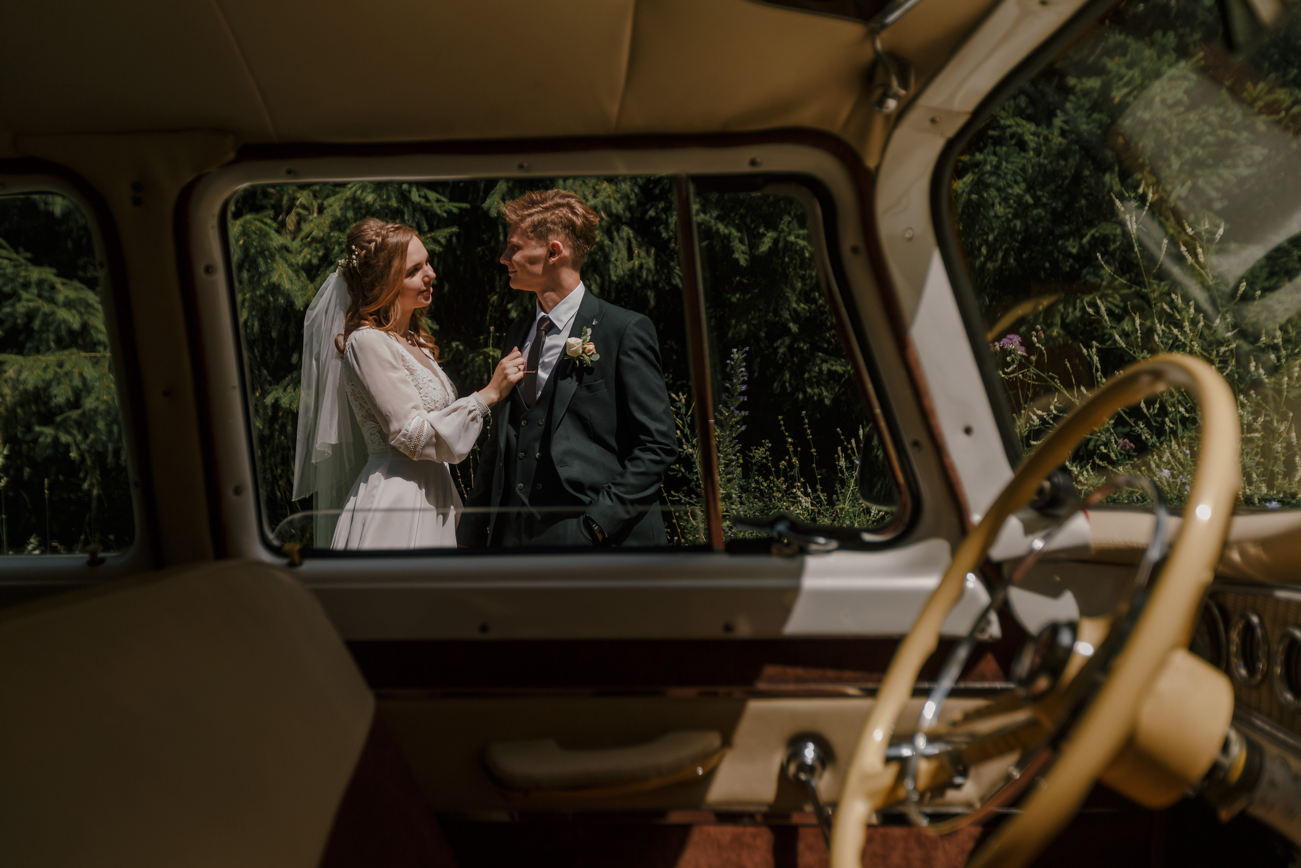 Novia y novio atrevidos con el telón de fondo de un auto viejo. Fotógrafo de retrato, familia y reportajes en Valencia | España | Europa Vitalii Lumier