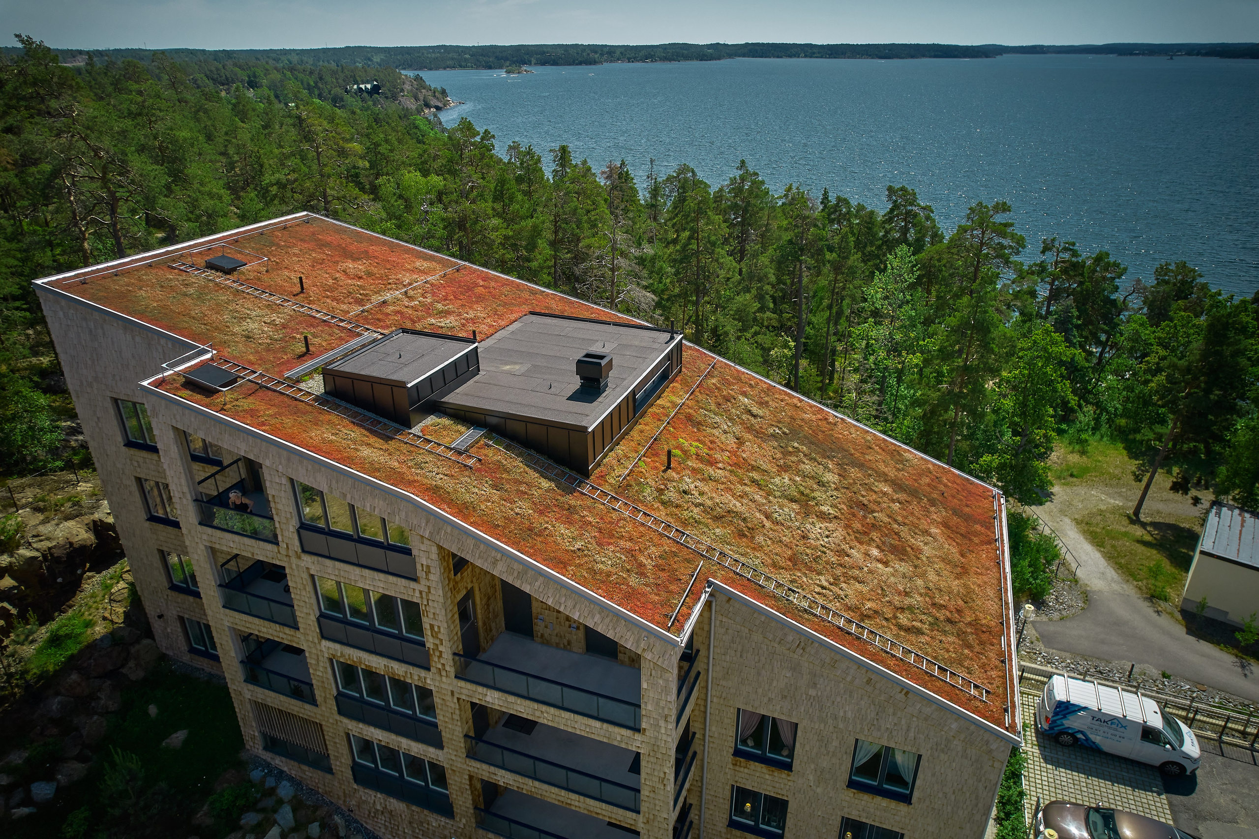 Flygfoto över takkonstruktion – kvalitetssäkring för fastighetsägare.