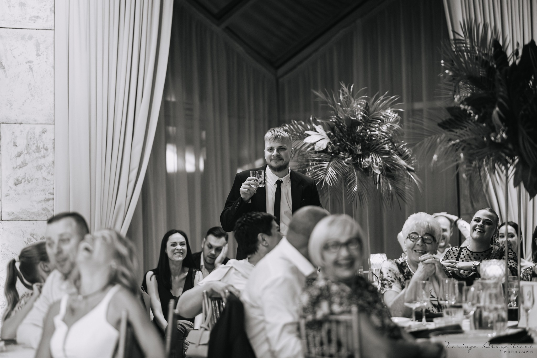 Vestuvinė fotosesija Kaune, Vienybės aikštėje, prie Lietuvos banko