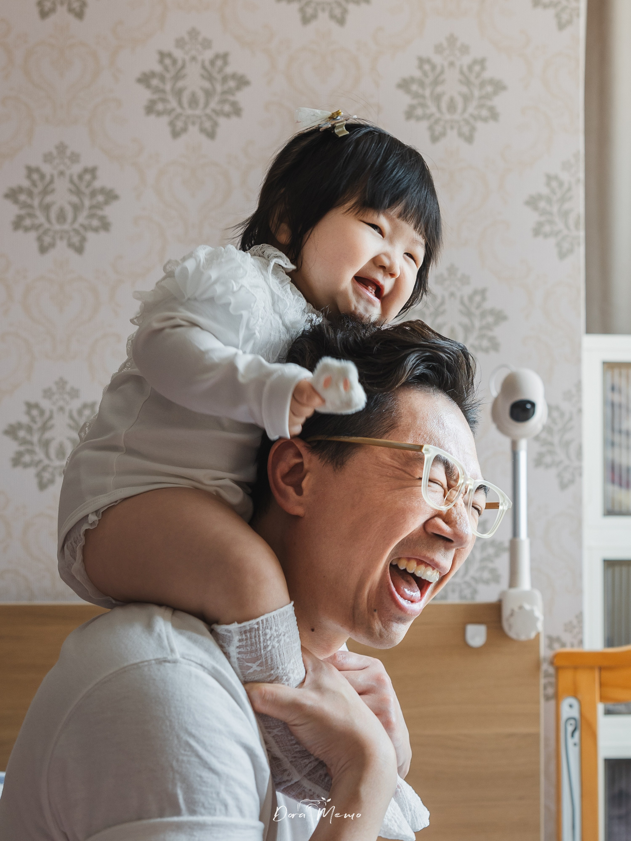 "During the family photoshoot, the 8-month-old baby sat on dad’s shoulders.