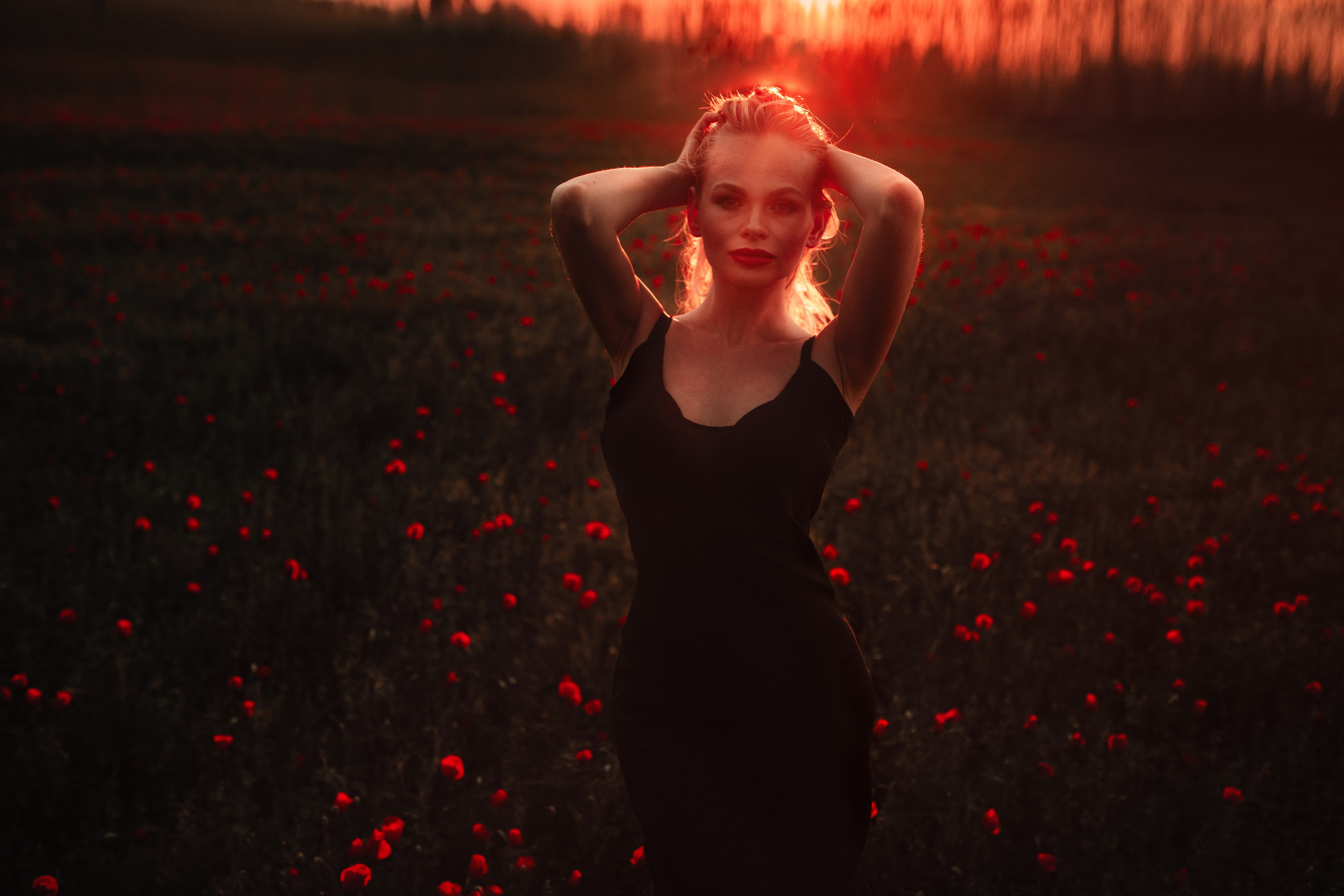 В маках. Валерия Вартанова. Фотограф