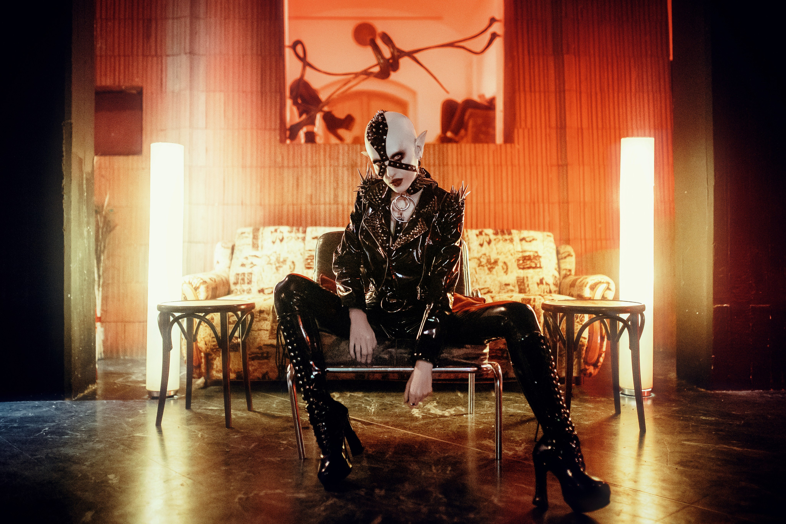 Indoor portrait in Belgrade with soft natural window light. Artistic indoor photoshoot in Serbia with cosy atmosphere. Creative portrait session in interior location in Belgrade