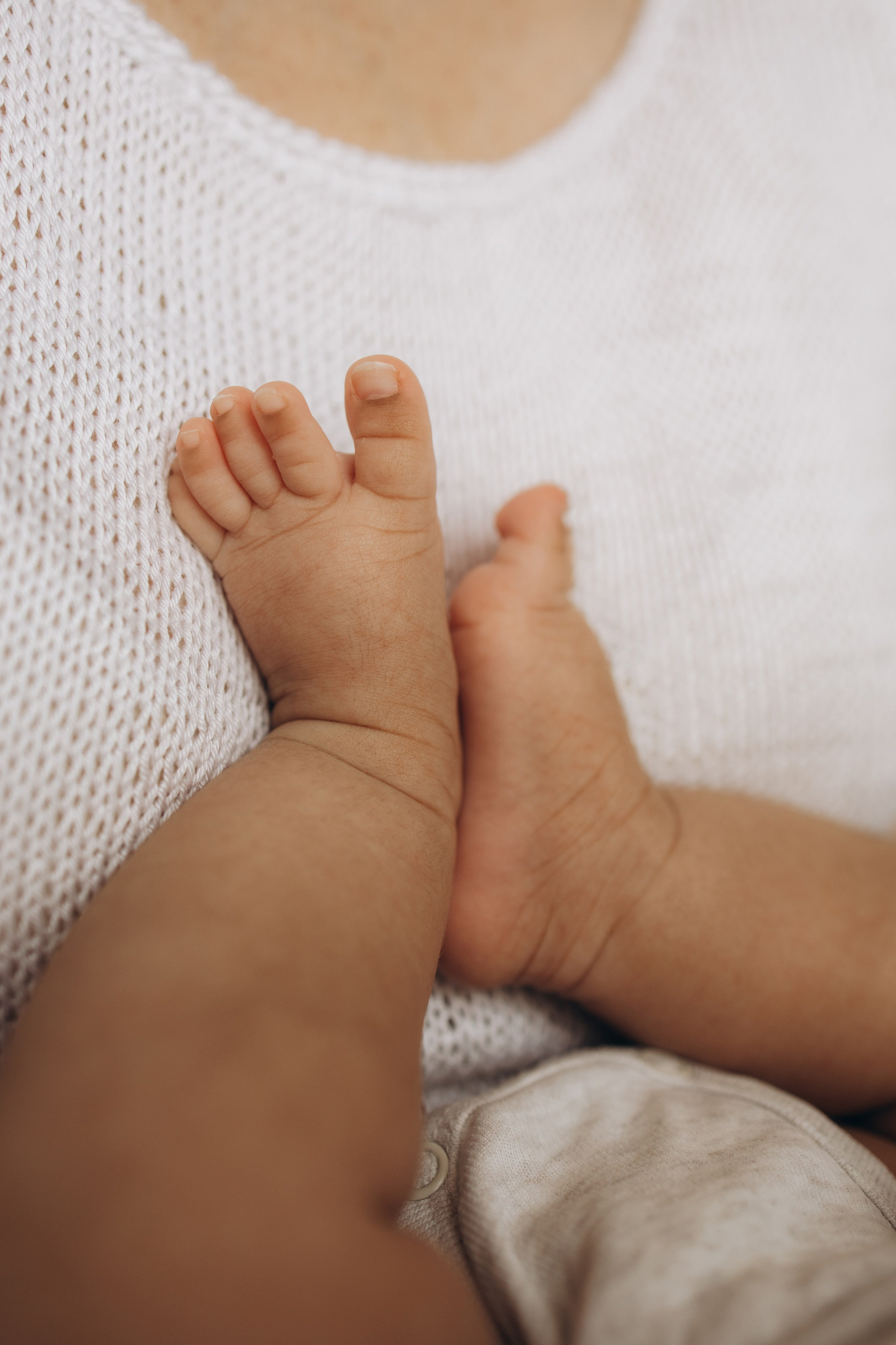 Tiny toes. Фотограф родов, семей и новорожденных малышей в Дубае