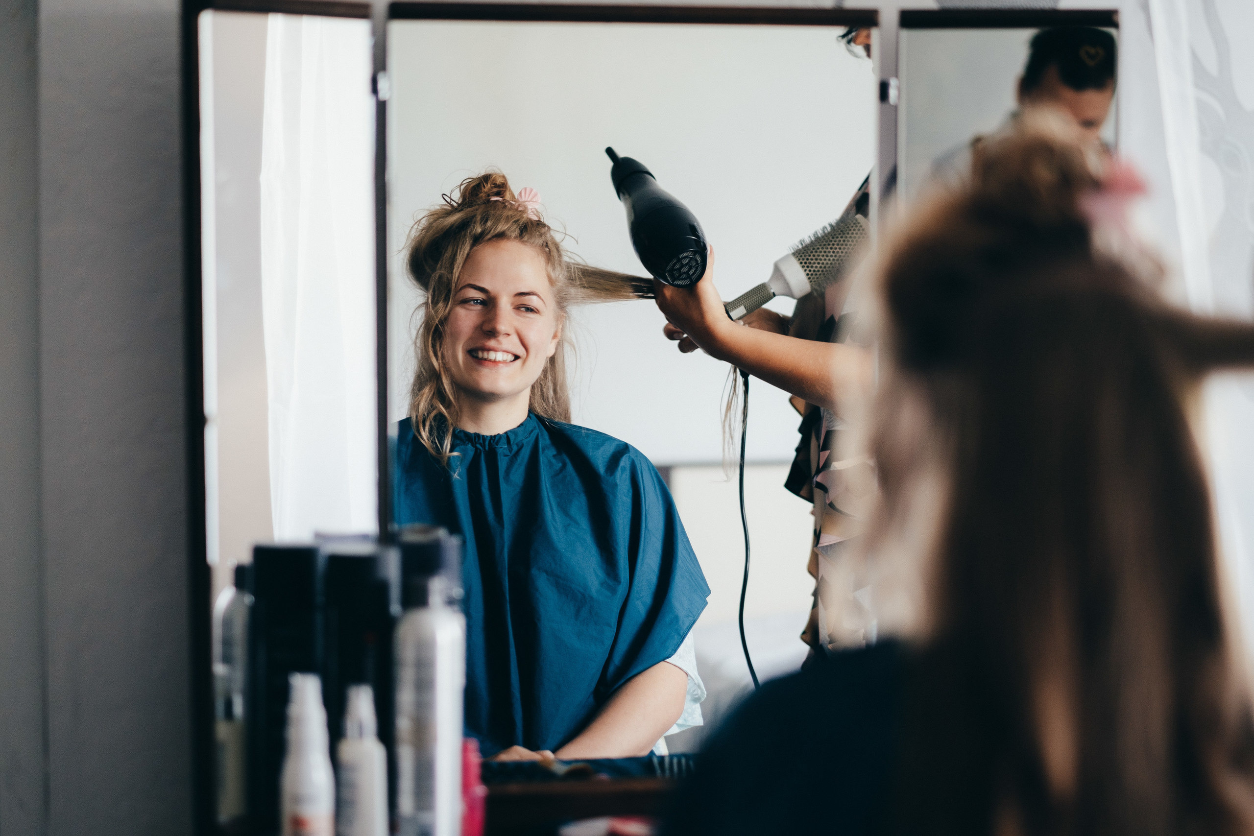 Līgavas gatavošānās, matu sakārtojums un makeup