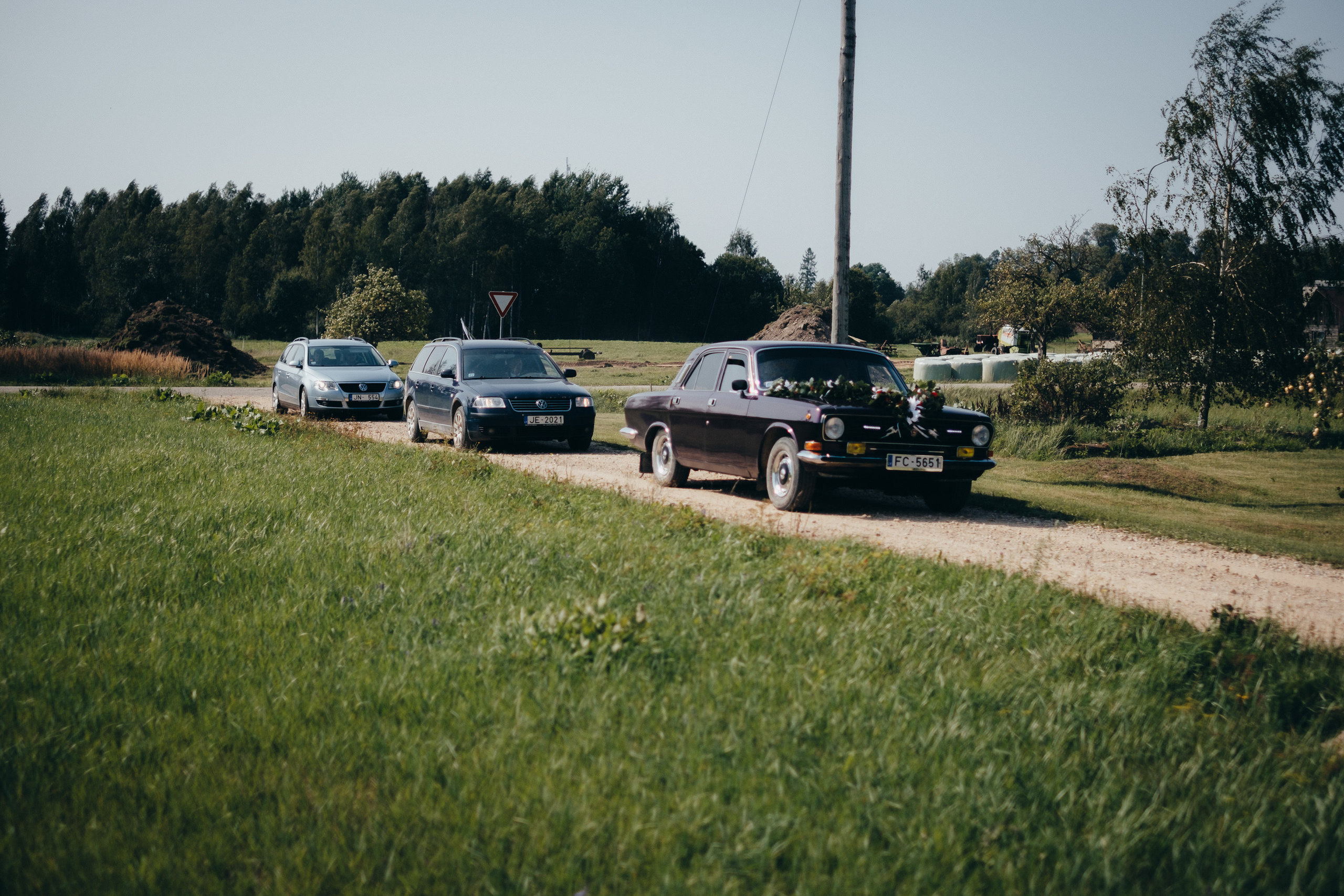 Līgavainis ierodās līgavas mājās