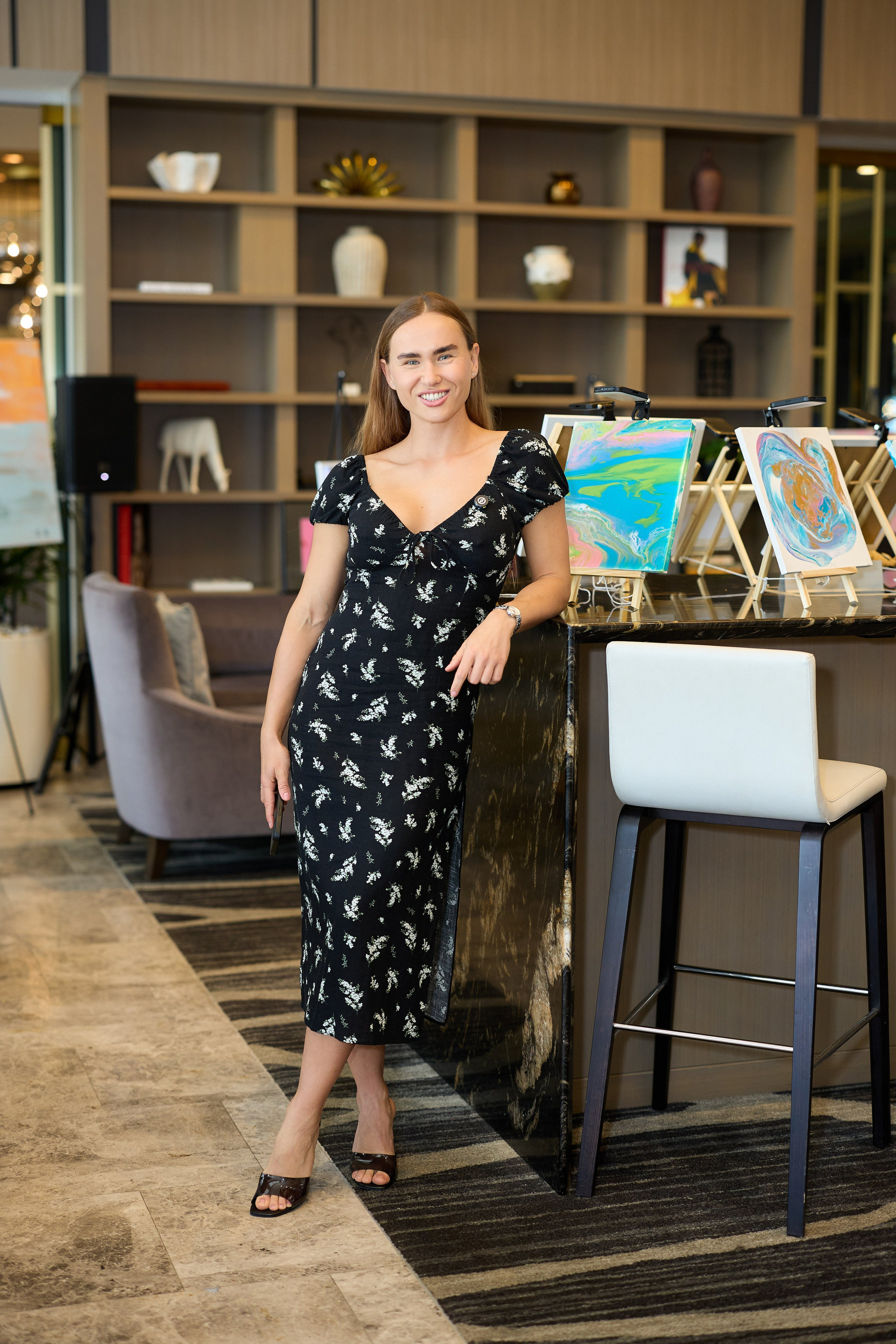 Авторская благотворительная художественная выставка Дианы Бортник. Фотограф Юлия Маковеева