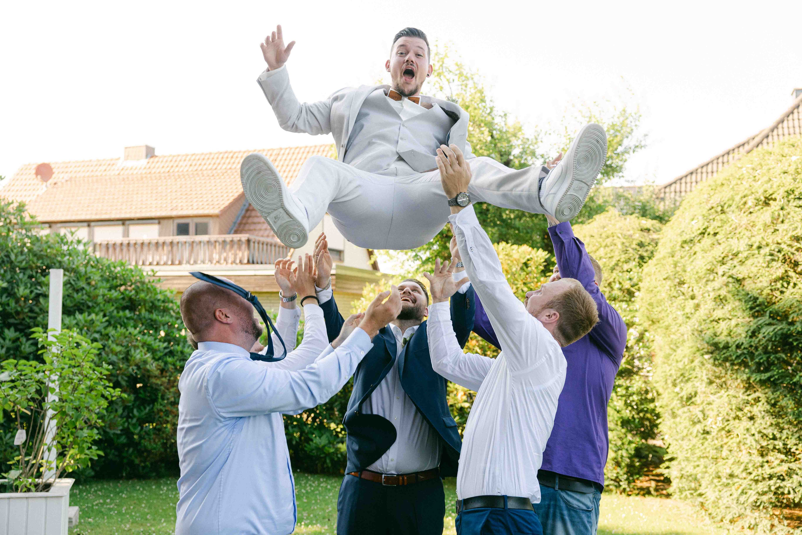 jungs bei hochzeit im ak happiness 