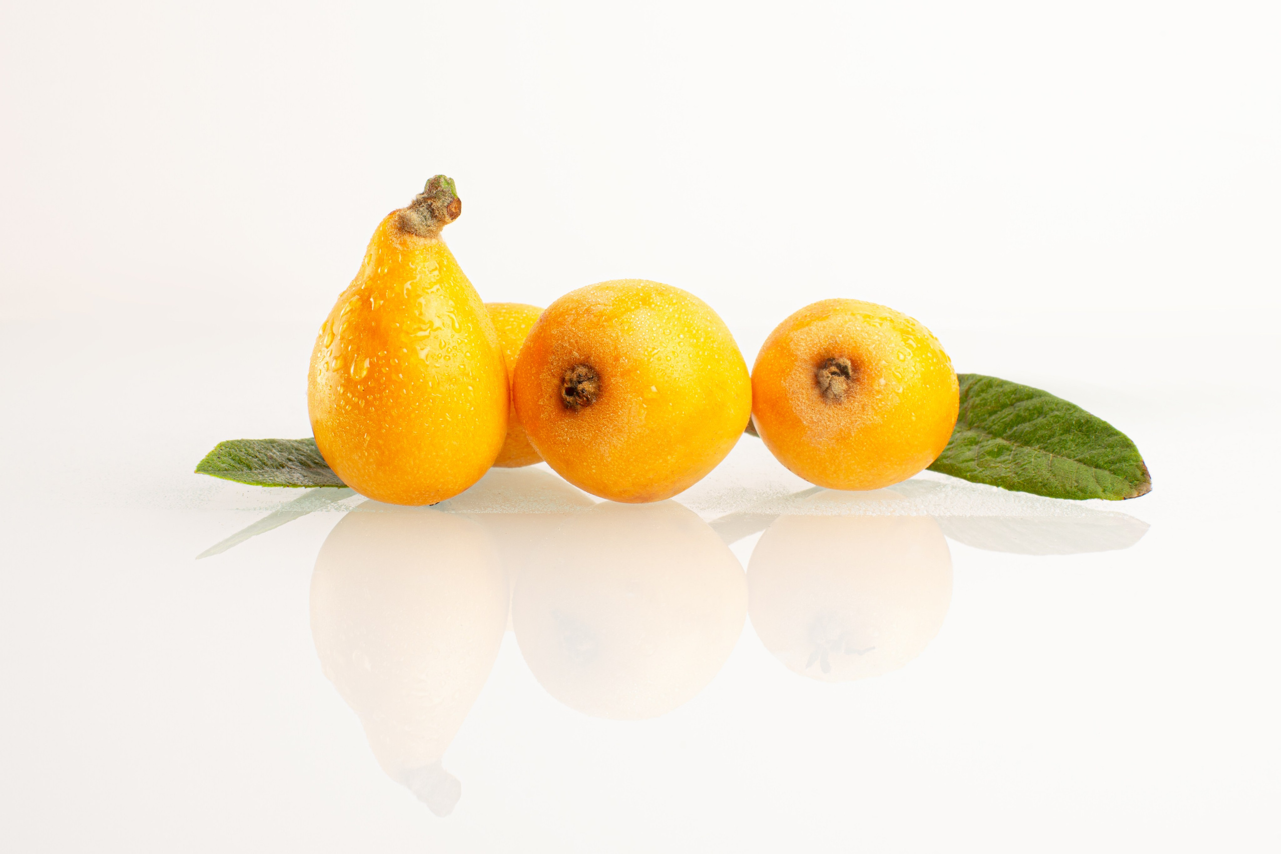 frutas amarillas sobre fondo blanco fotografía minimalista