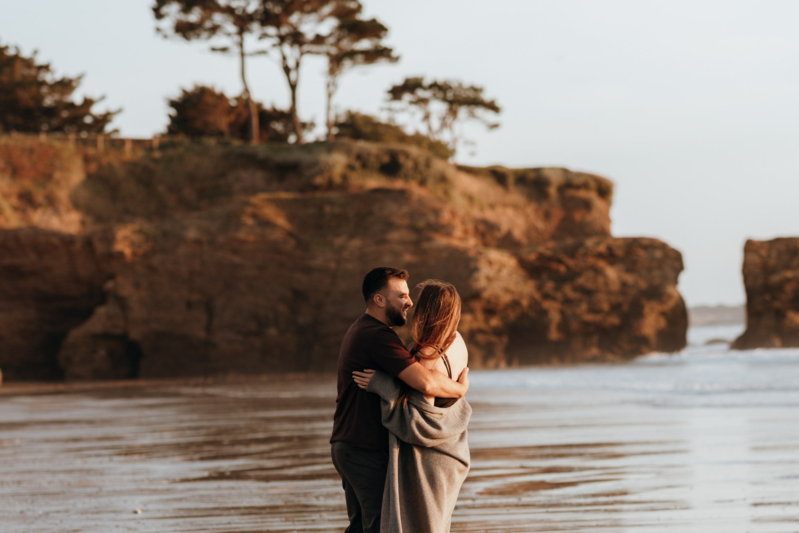 Sunset maternity photoshoot. Annah Louwagie — Lifestyle photographer for couples, families & brands | France & worldwide