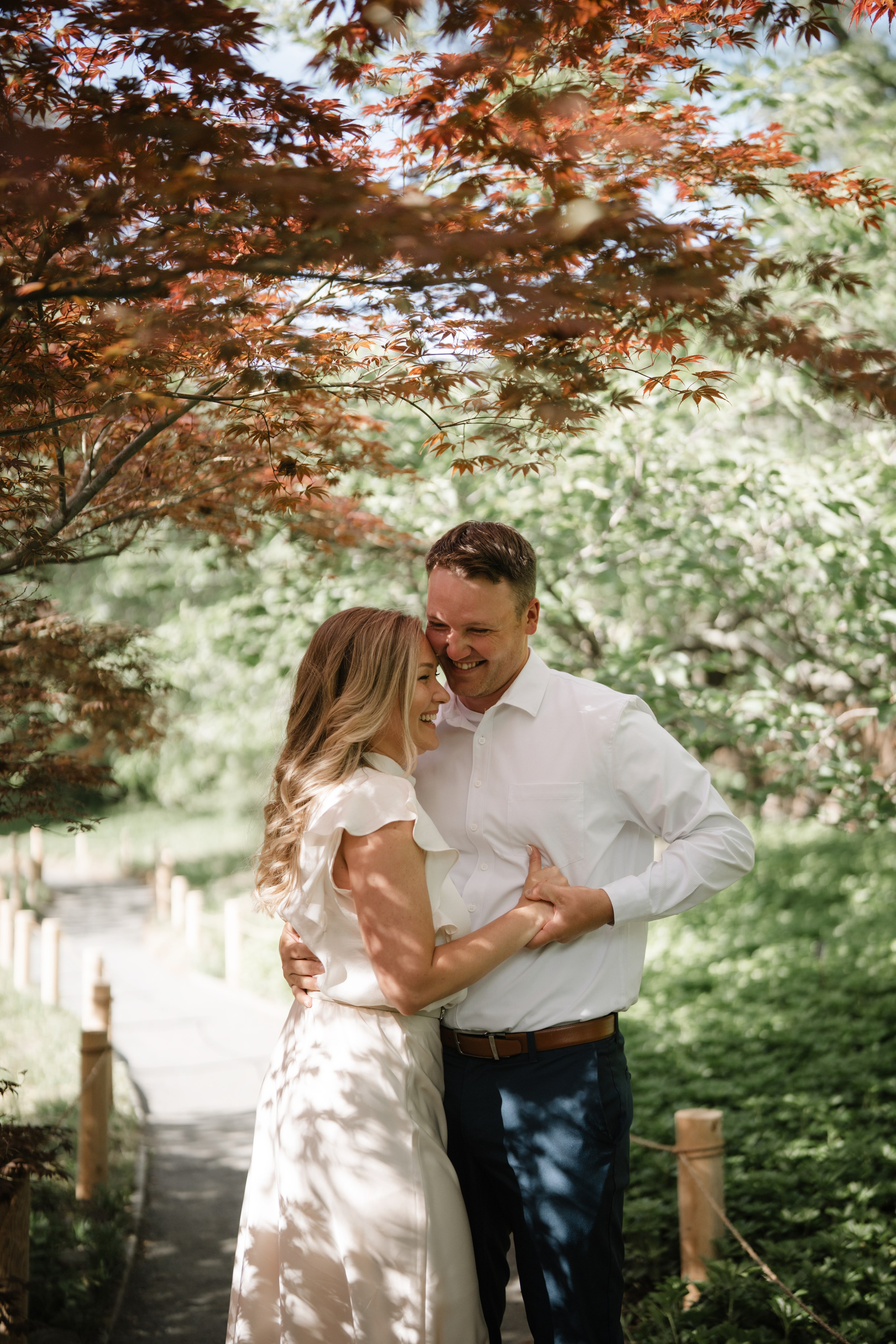 Engagement photo shoot at the Brooklyn Botanic Garden. Portrait and wedding photographer in New York