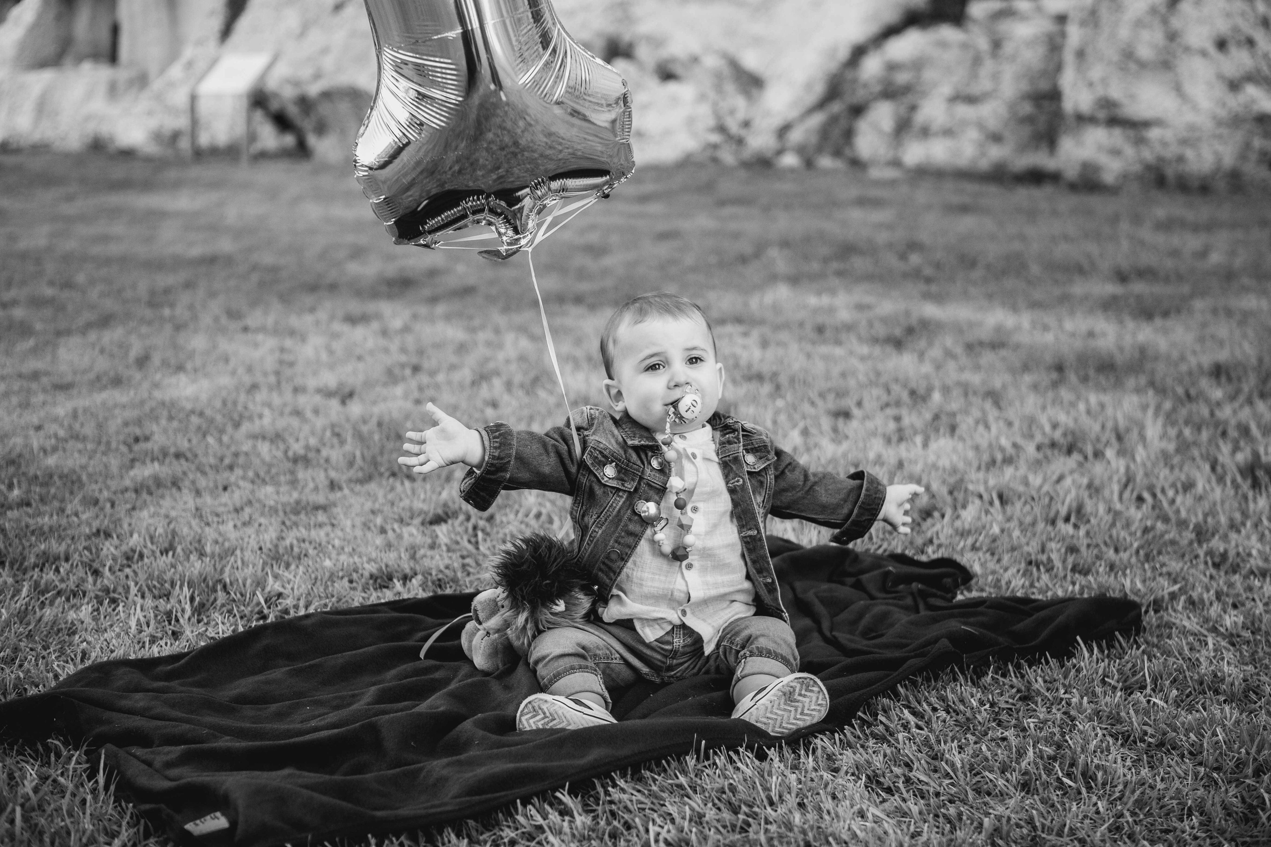 AT THE WALLS OF THE OLD CITY. PHOTOGRAPHER IN ISRAEL