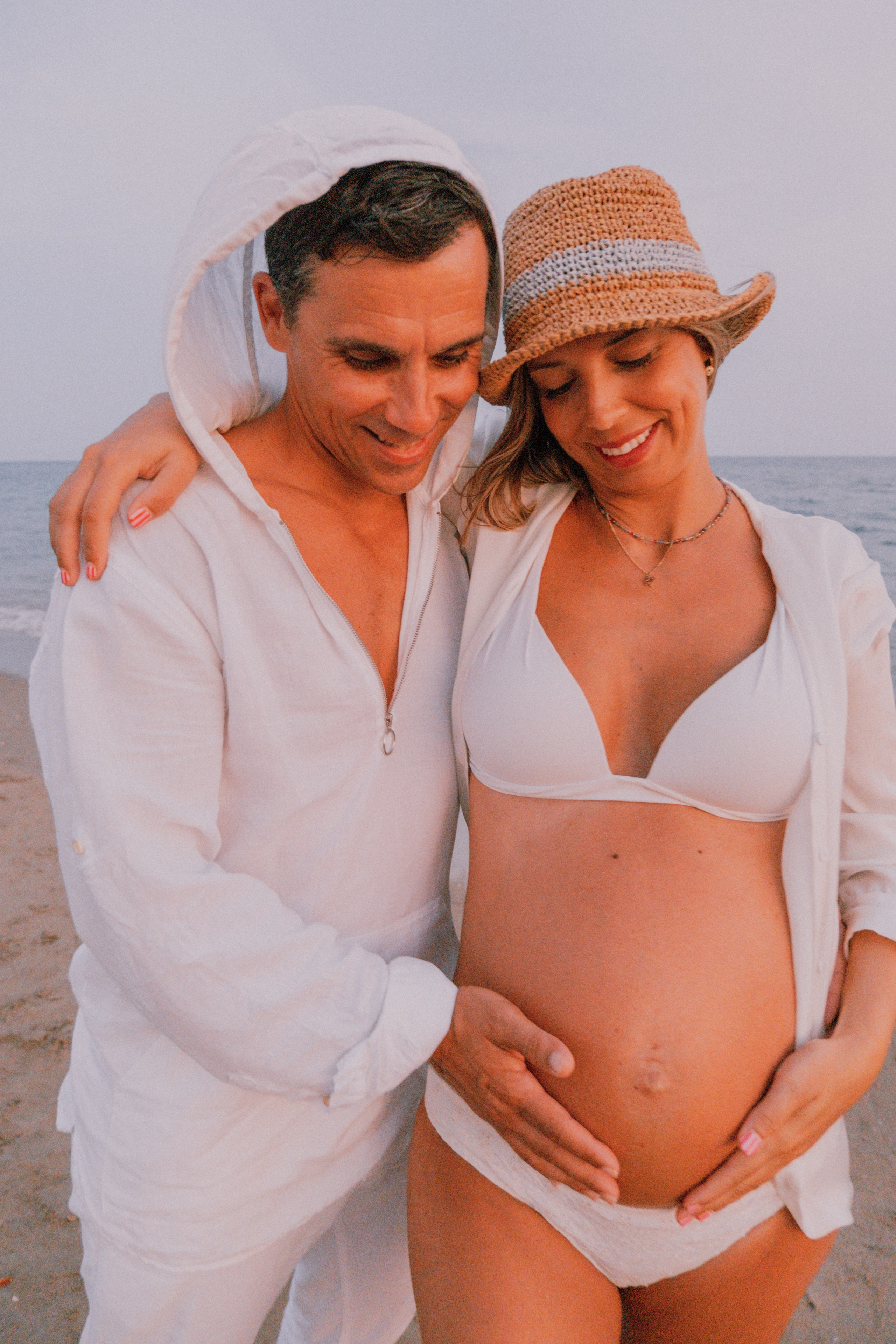 Sesión embarazo en la playa. Fotografía profesional en Calafell - Elena Medvedeva