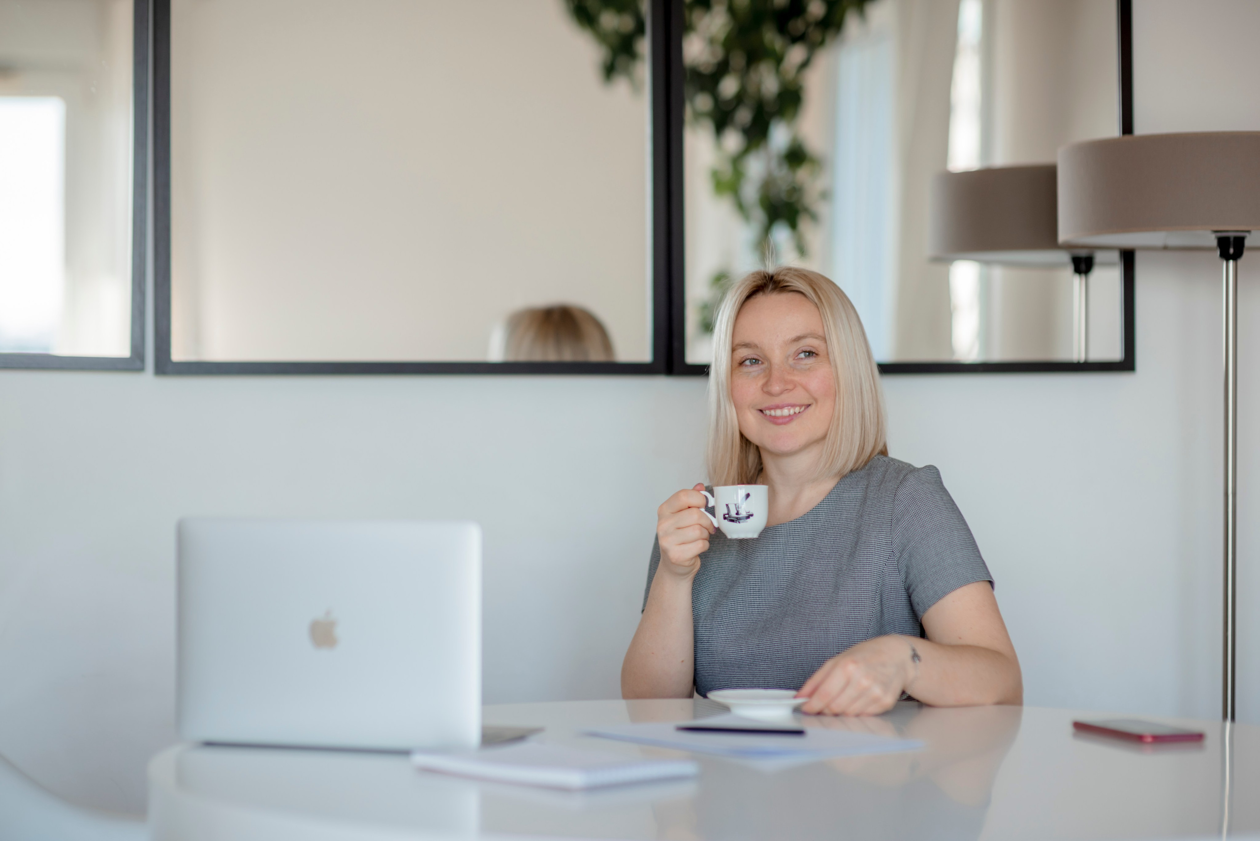 Portrait d’une femme d’affaires dans un bureau, travaillant sur un ordinateur portable.