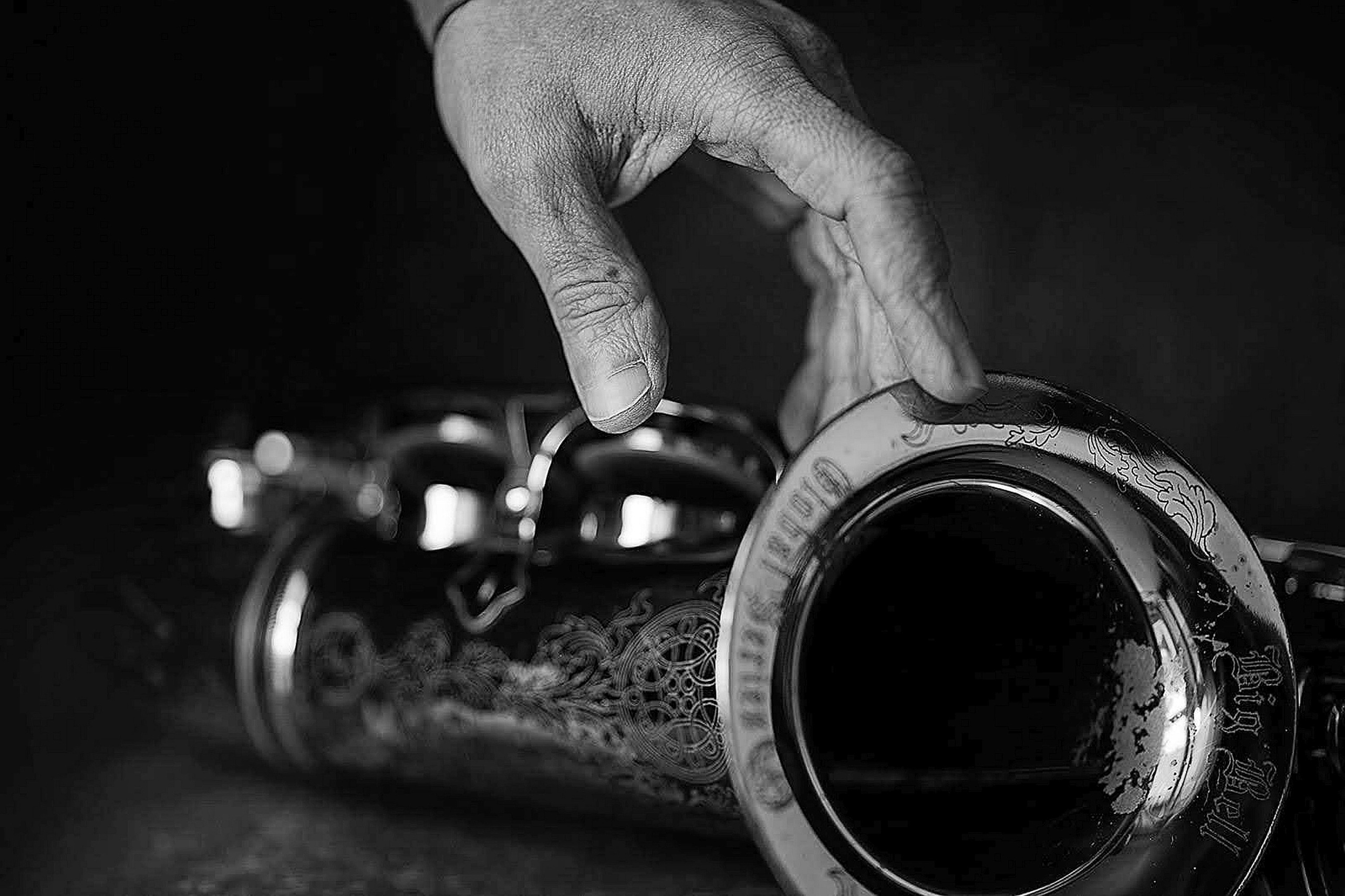 Hand auf Saxophon Schwarzweißfoto