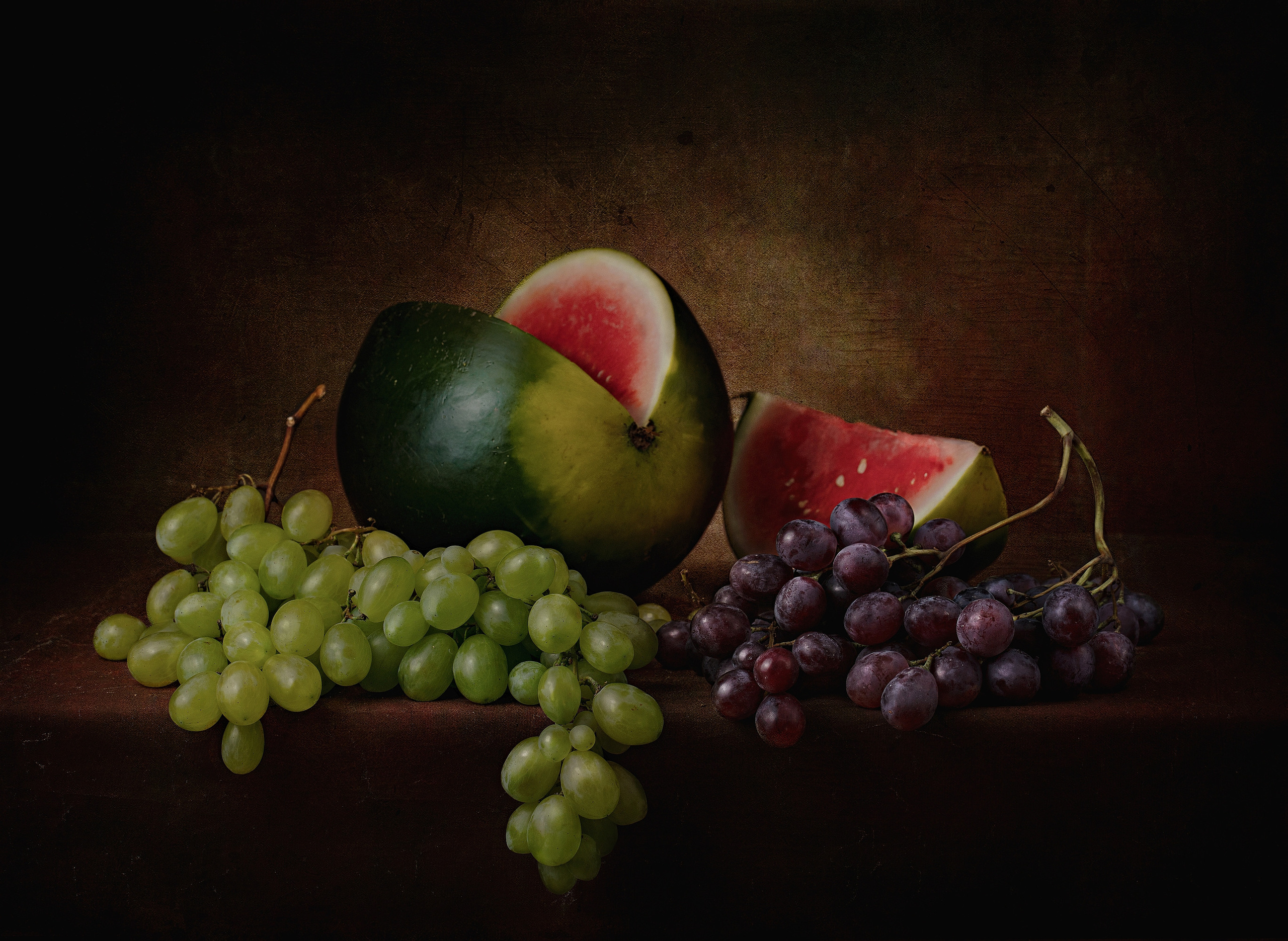 Elegantes Stillleben mit Wassermelone und Trauben