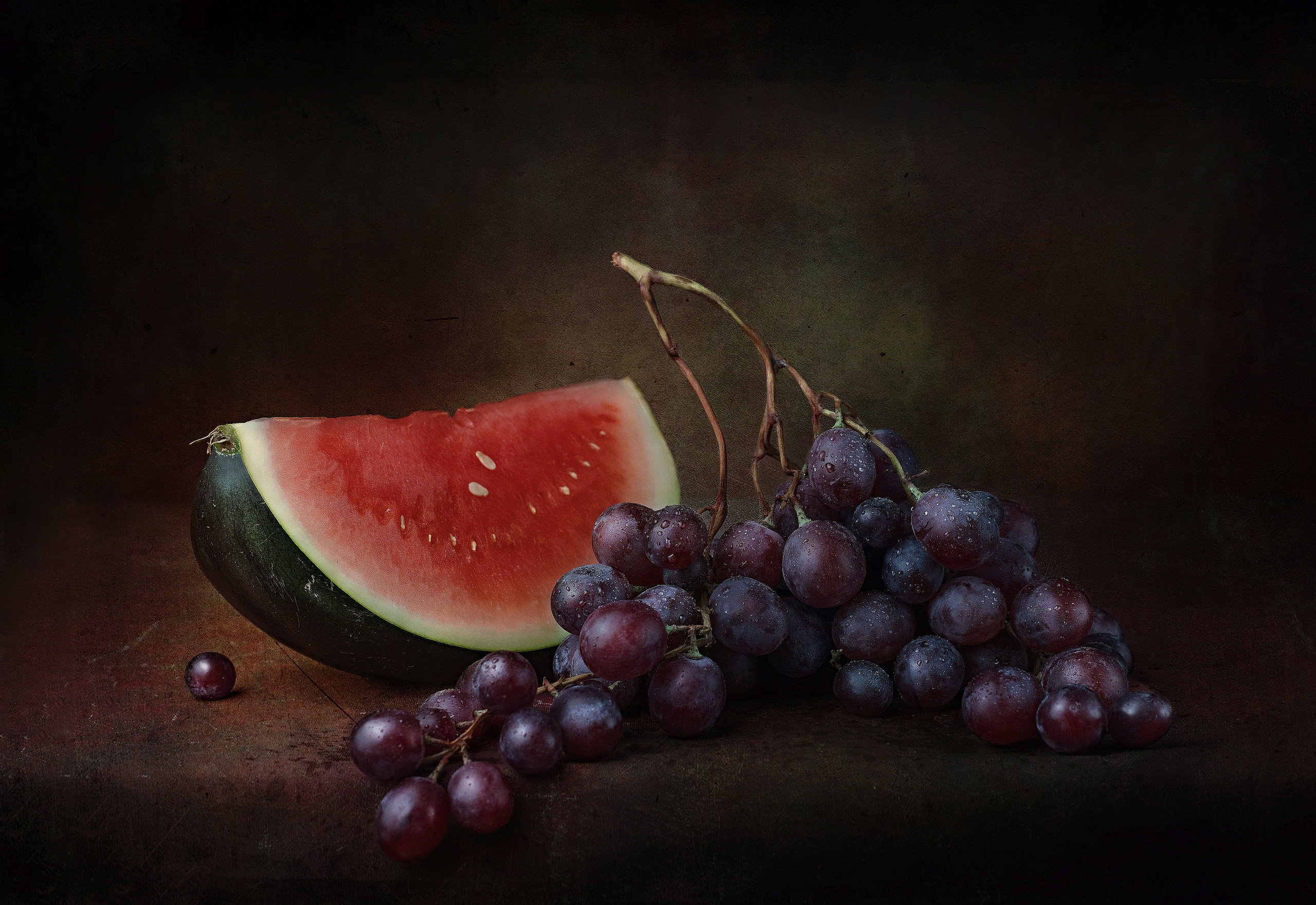 Elegantes Stillleben mit Trauben und Wassermelone Objekt Foto 