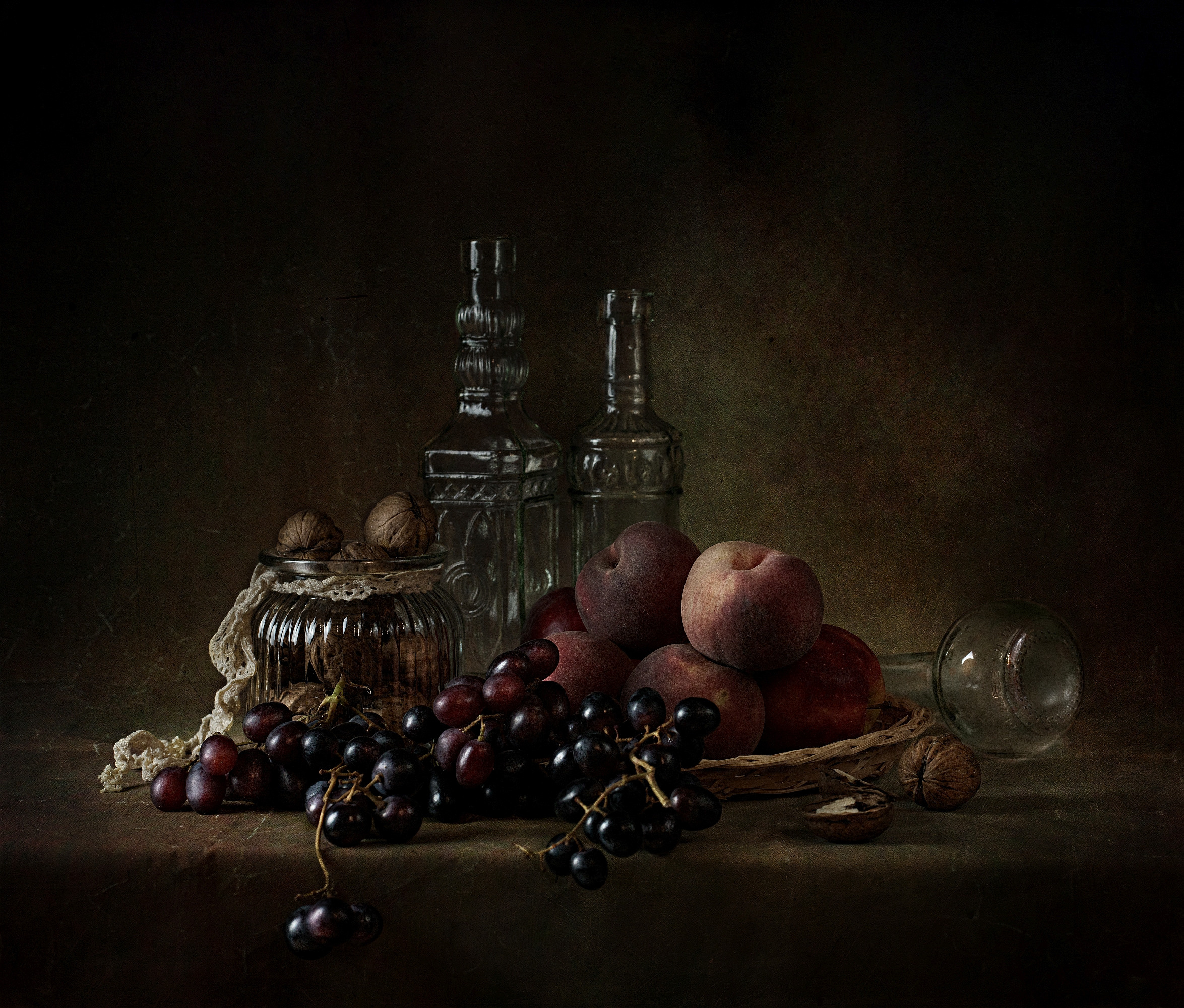 elegantes Stillleben mit dunklem Hintergrund