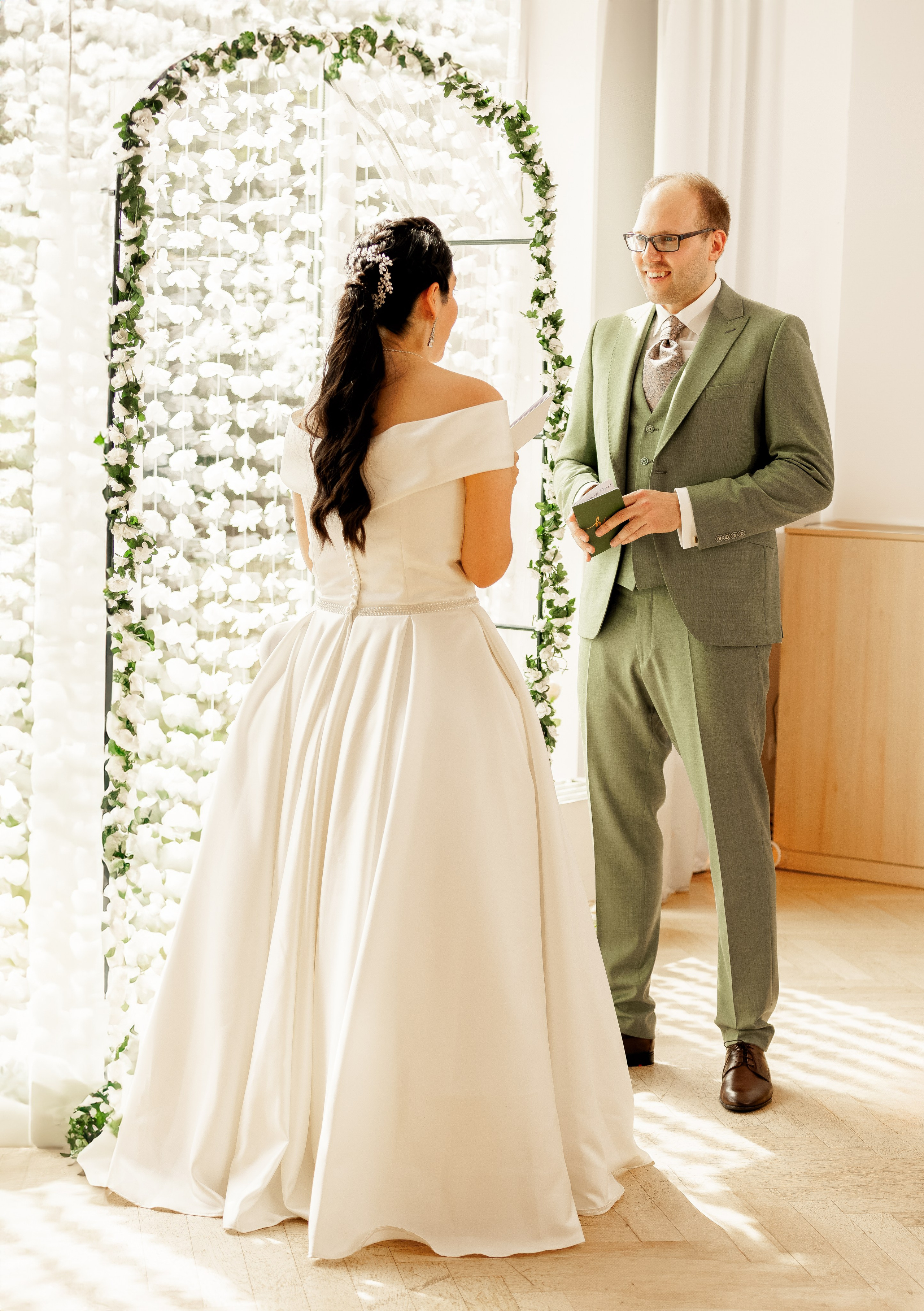 Hochzeitsfotografie im Schloss Ahrensburg | Zeitlose Eleganz in Schleswig-Holsteins Gärten. Hochzeitsfotograf und Hochzeitsvideograf aus Hamburg | Roka21Film