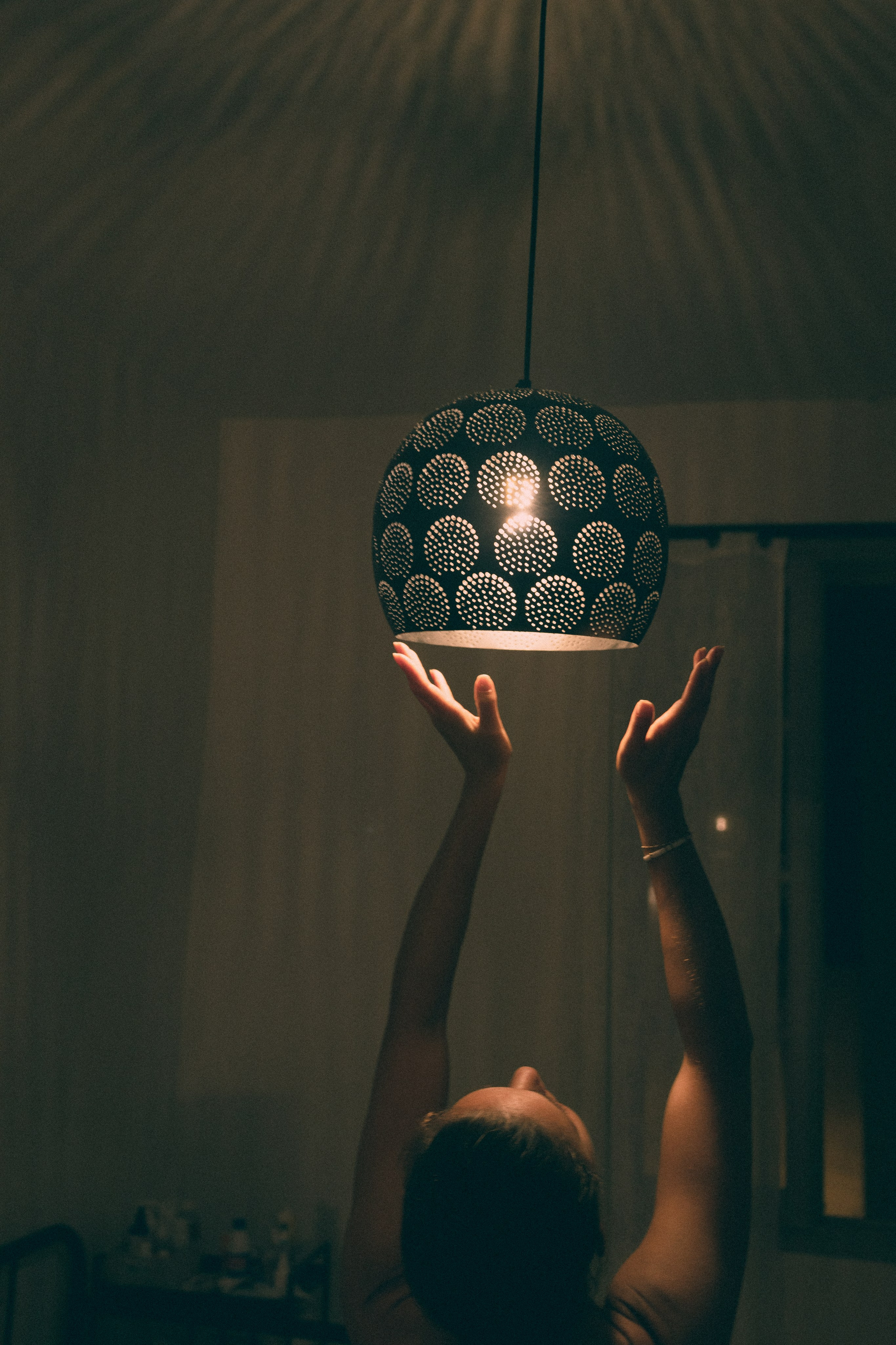 Photo nue dans un cadre mystérieux de style rétro. Histoires d’amour, séances photos de famille et de mariage en France