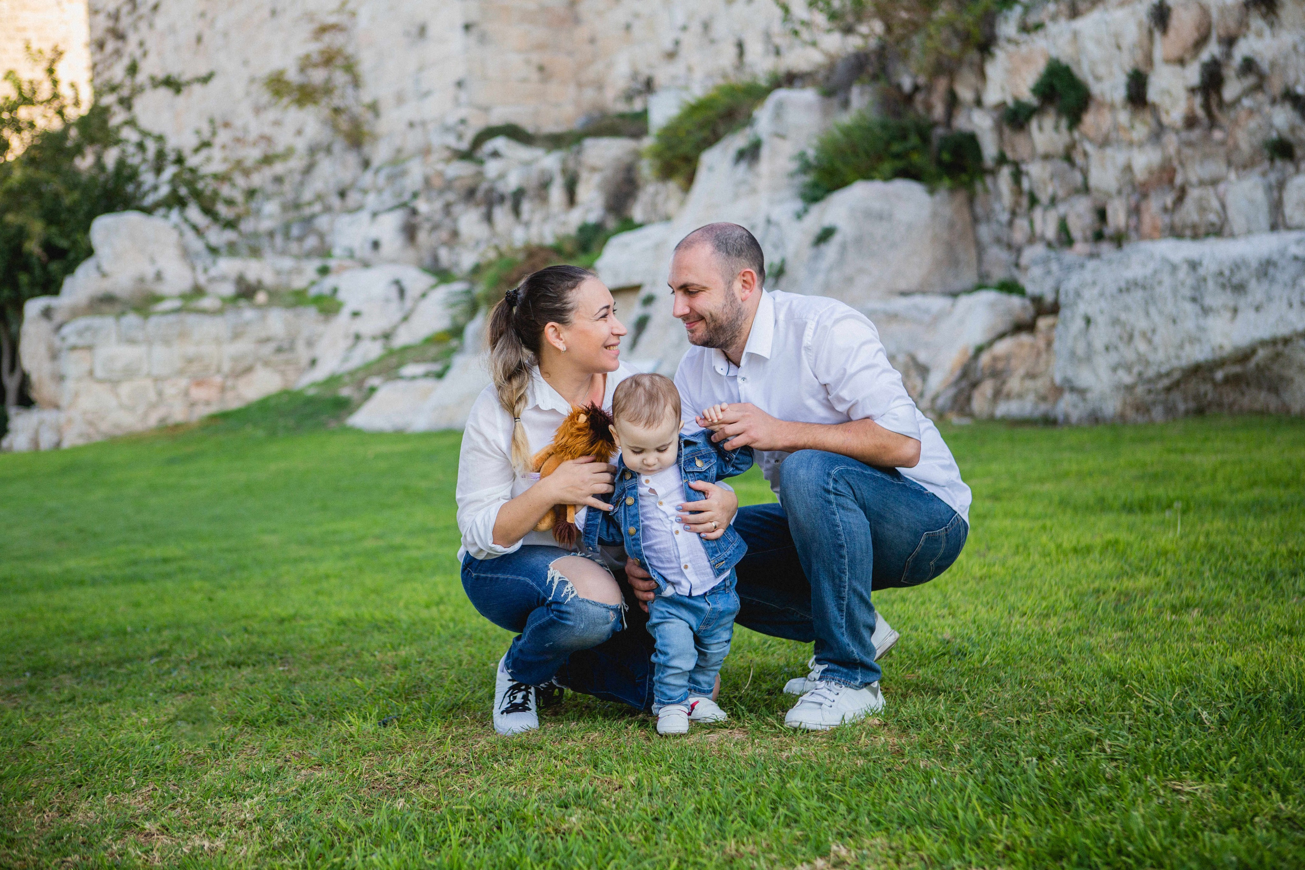 AT THE WALLS OF THE OLD CITY. PHOTOGRAPHER IN ISRAEL
