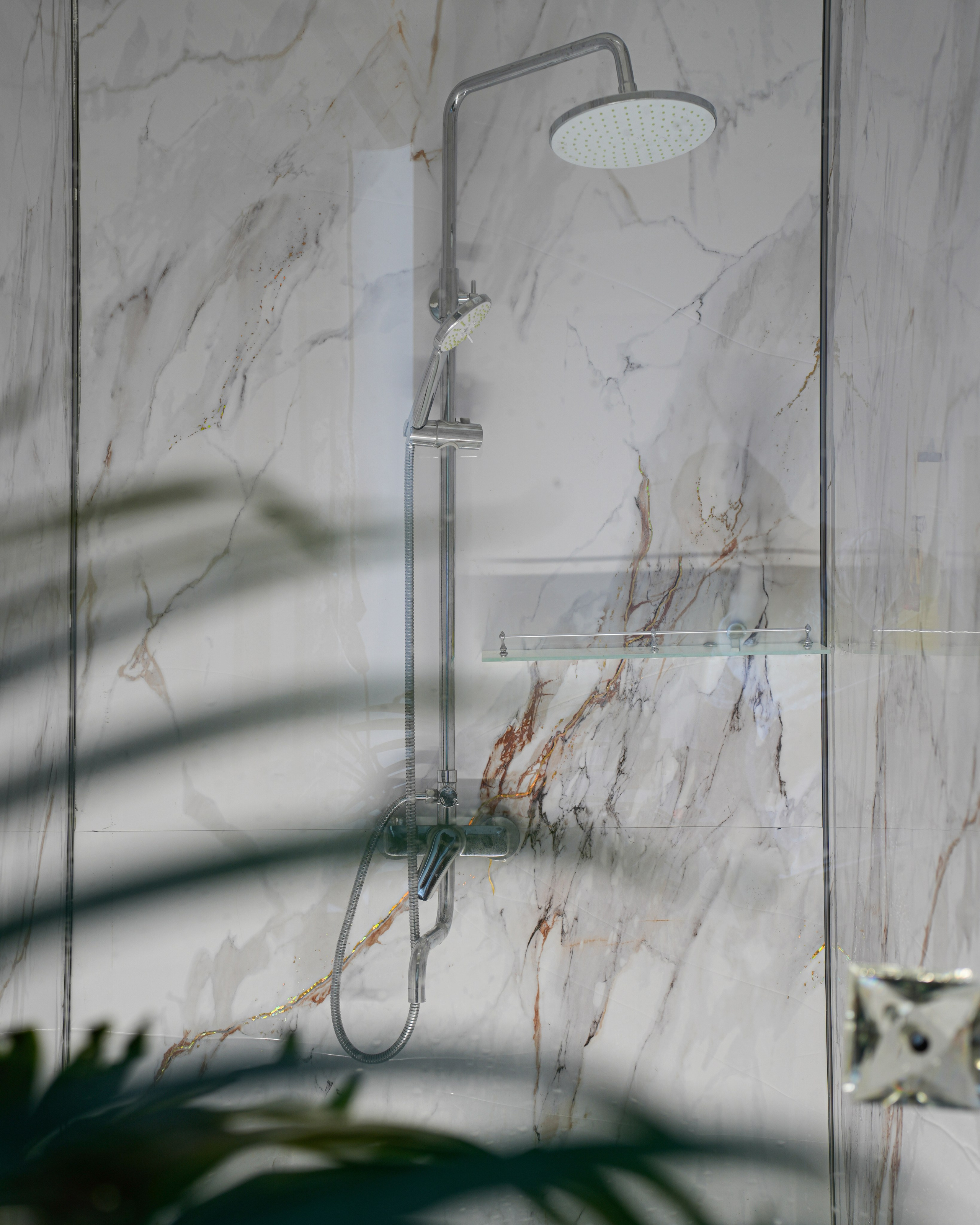 Гримерка и зона душ Филиал Бабура. 2astudio.uz