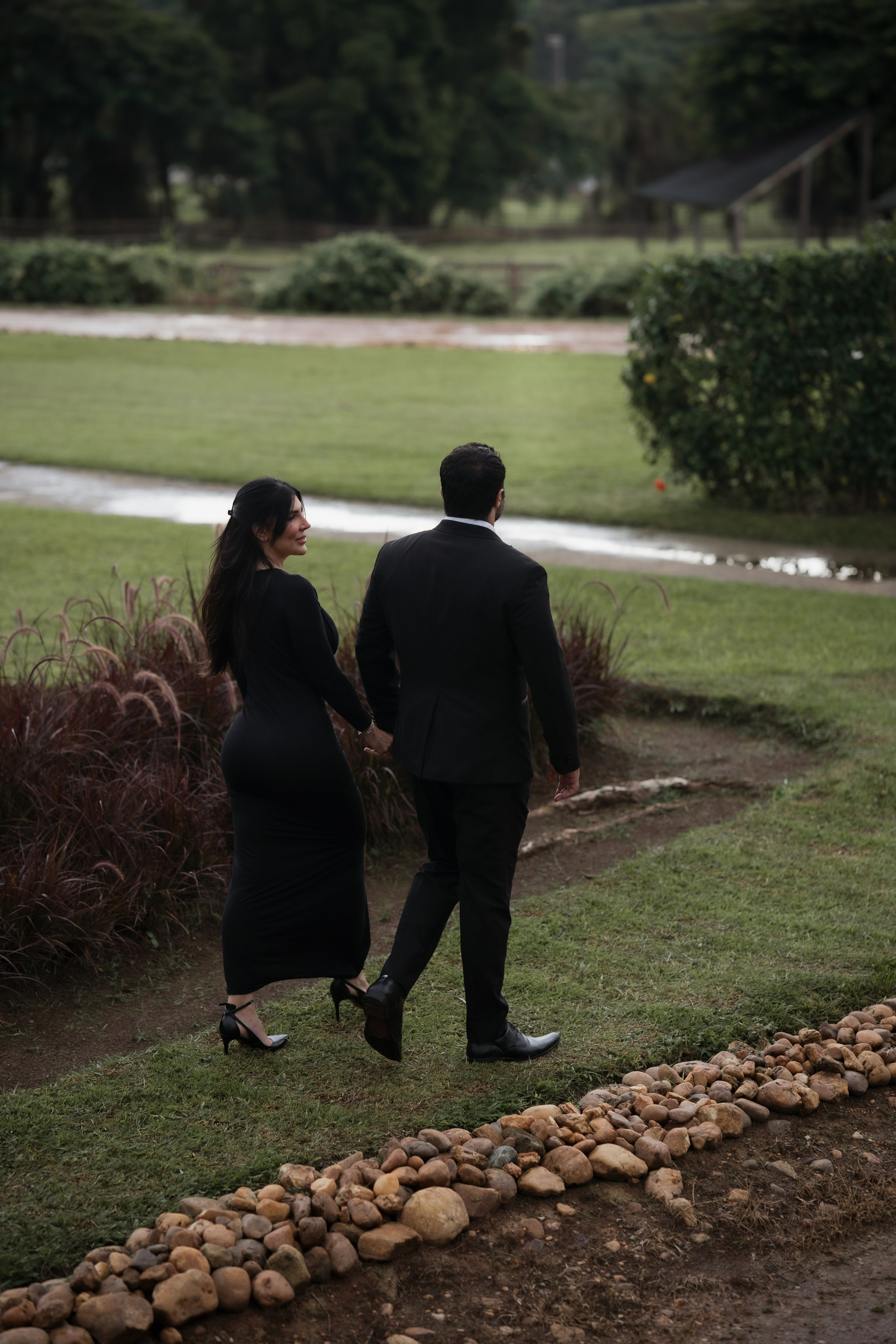 Um pré-casamento no campo em Minas Gerais com cavalo, paisagem natural e retratos com estética clássica. Fotografia para casais que desejam um ensaio sofisticado, emotivo e com linguagem editorial.