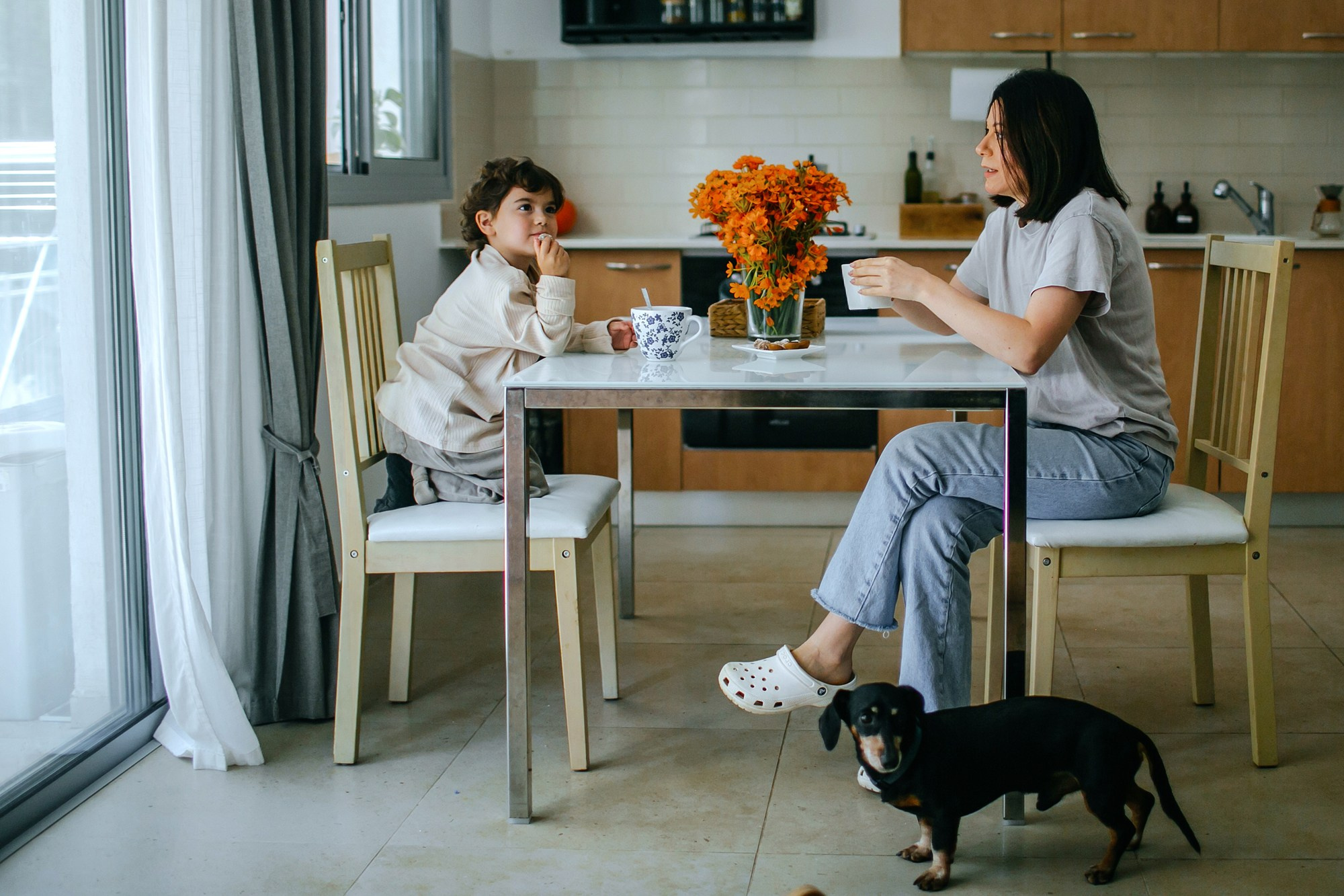 Mom&daughter at home. Family photographer in Israel