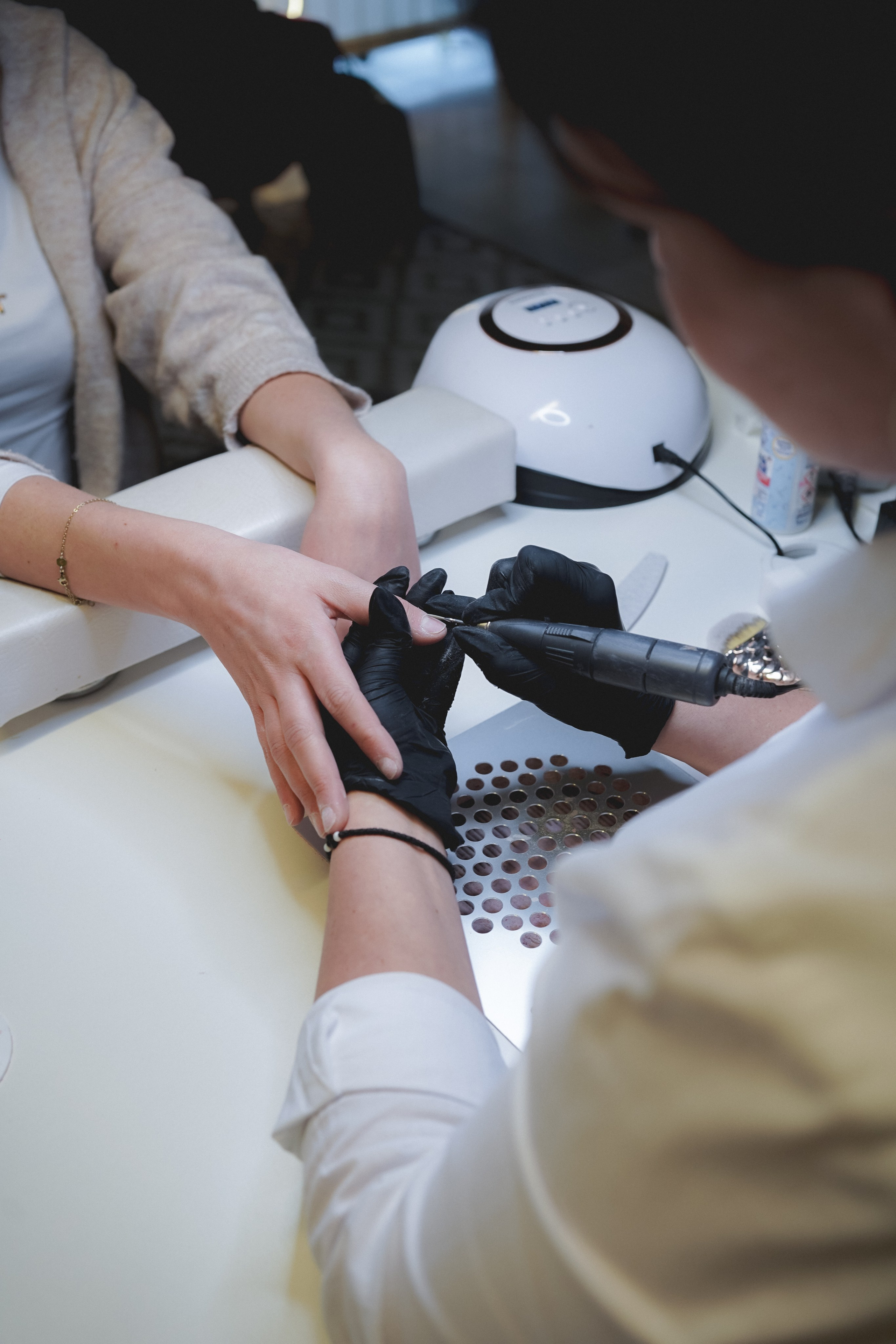 Professionelle Nagelmodellierungs-Schulungen in Stuttgart Gel-Lack-System & Maniküre-Kurse | Beauty Academy Stuttgart Kombi-Maniküre & Pedik. Beauty Studio Perfekto