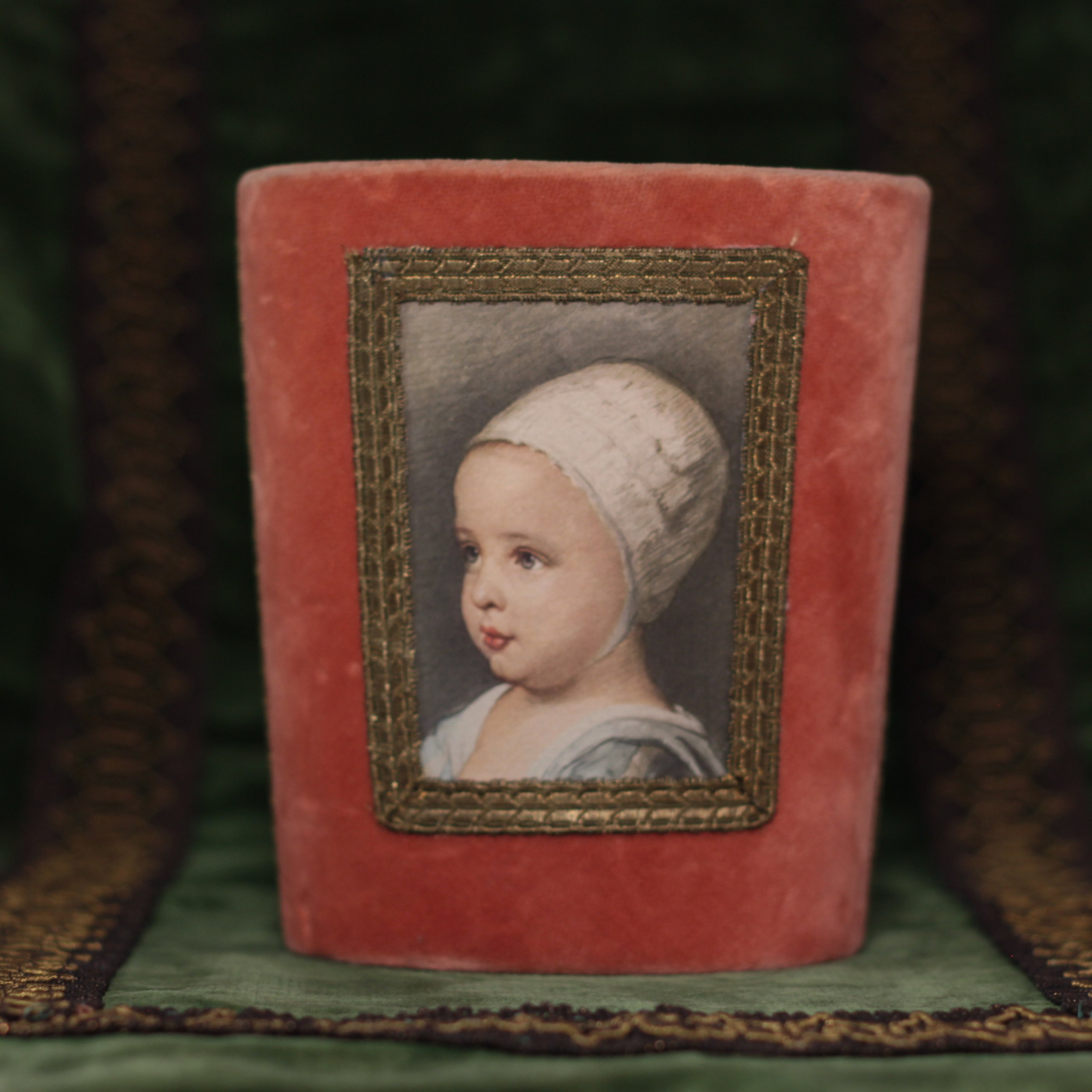 Fan box. Современнные и актикварные украшения в Барселоне, Москве и Санкт-Петербурге