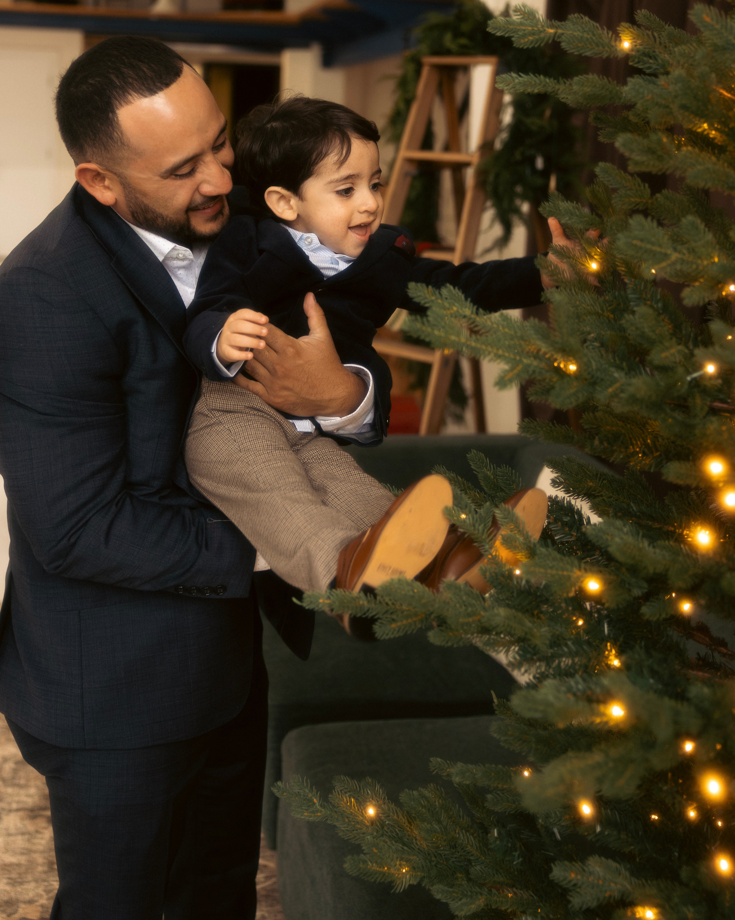 Lifestyle Christmas photoshoot with family in modern Chicago loft studio
