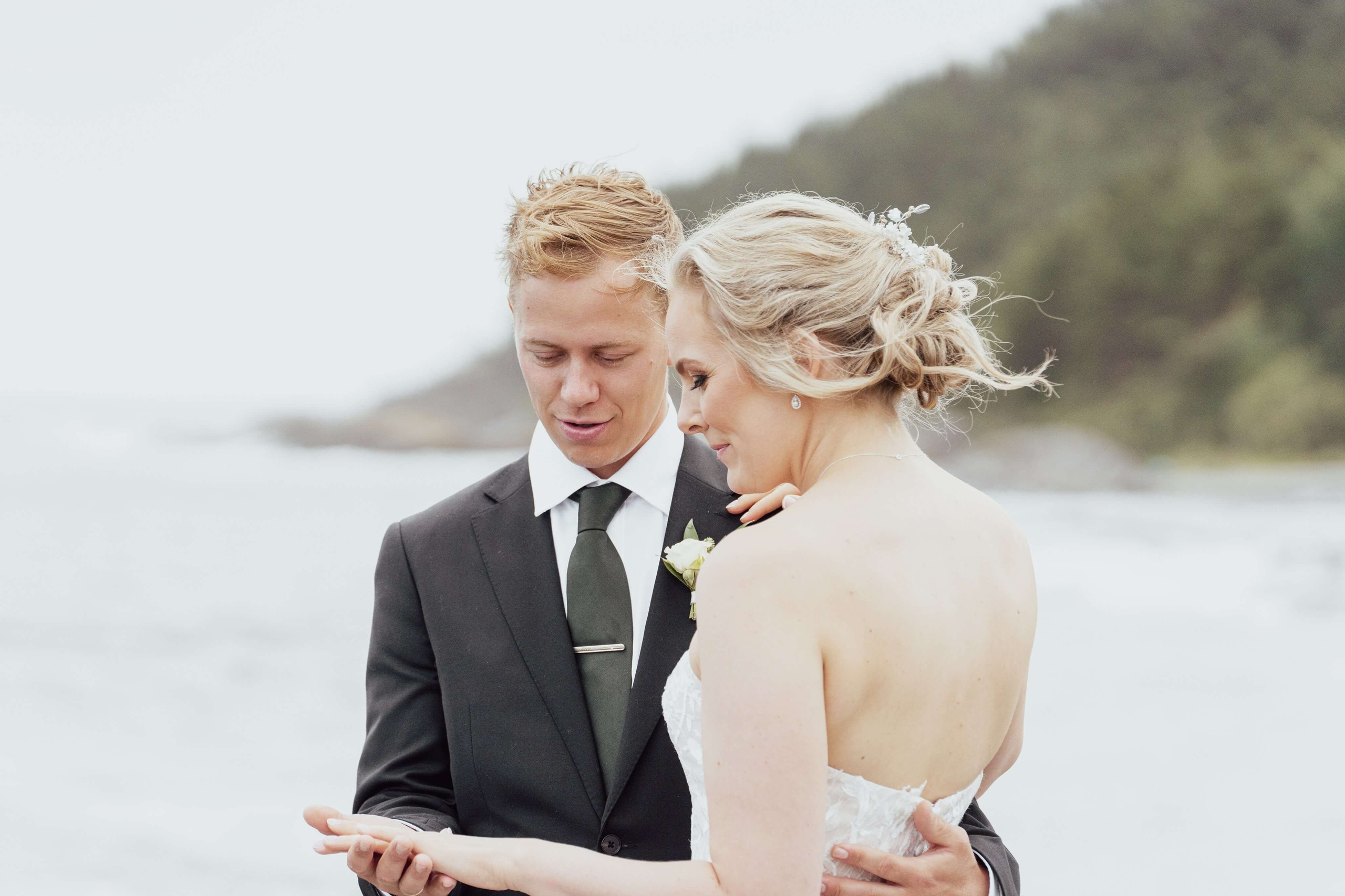 bryllupsfotograf Langesund, brudepar holder hender 