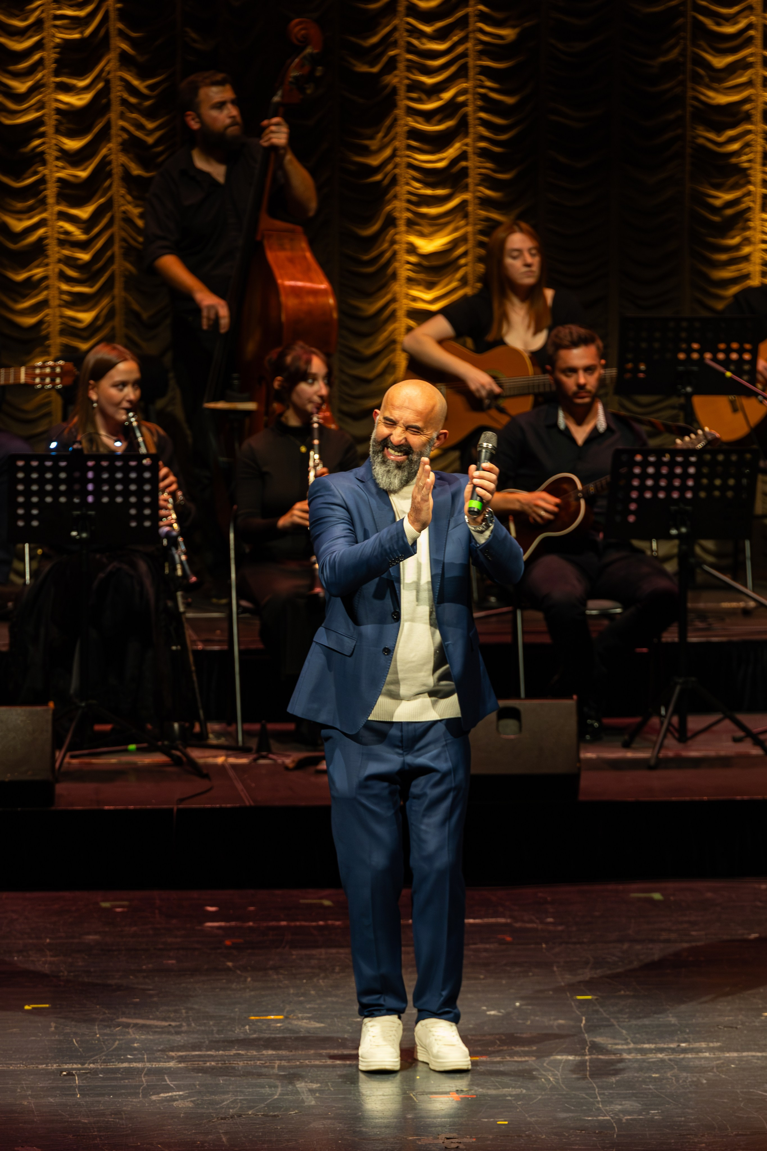 Galerija fotografija sa svečanog koncerta RKUD Proleter u Narodnom pozorištu Sarajevo, prikazuje nastupe izvođača, svečanu atmosferu, bogatu scenografiju i publiku u prepunoj dvorani.