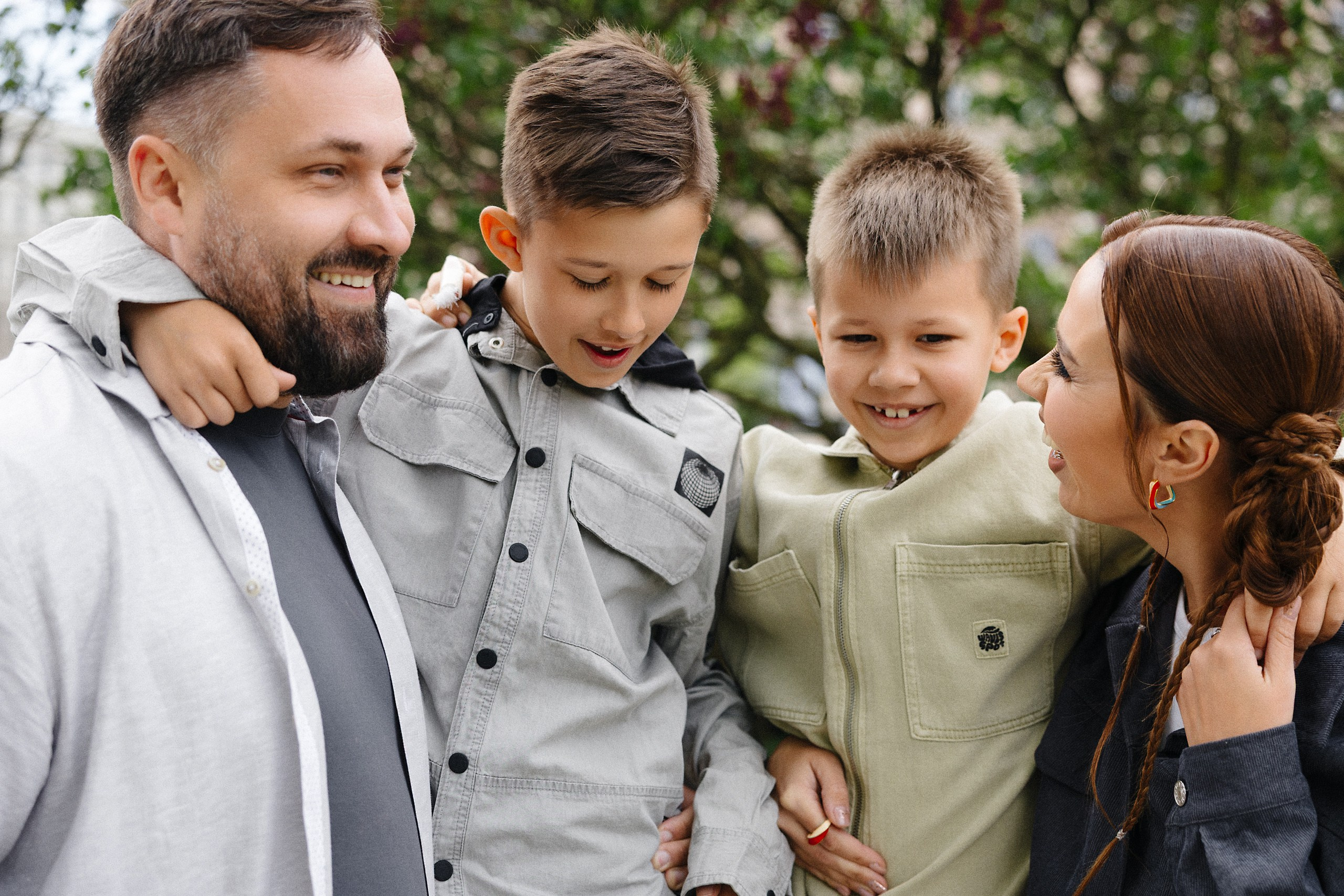 Профессиональная семейная съёмка на природе — мама, папа и двое сыновей в парке. Евгений Тимофеев | Свадебный и контент-фотограф и видеограф в Риге