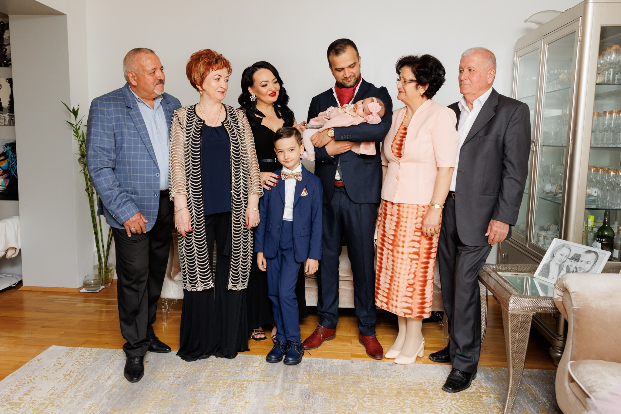 Fotografie de familie cu parintii si bunicii in ziua botezului.