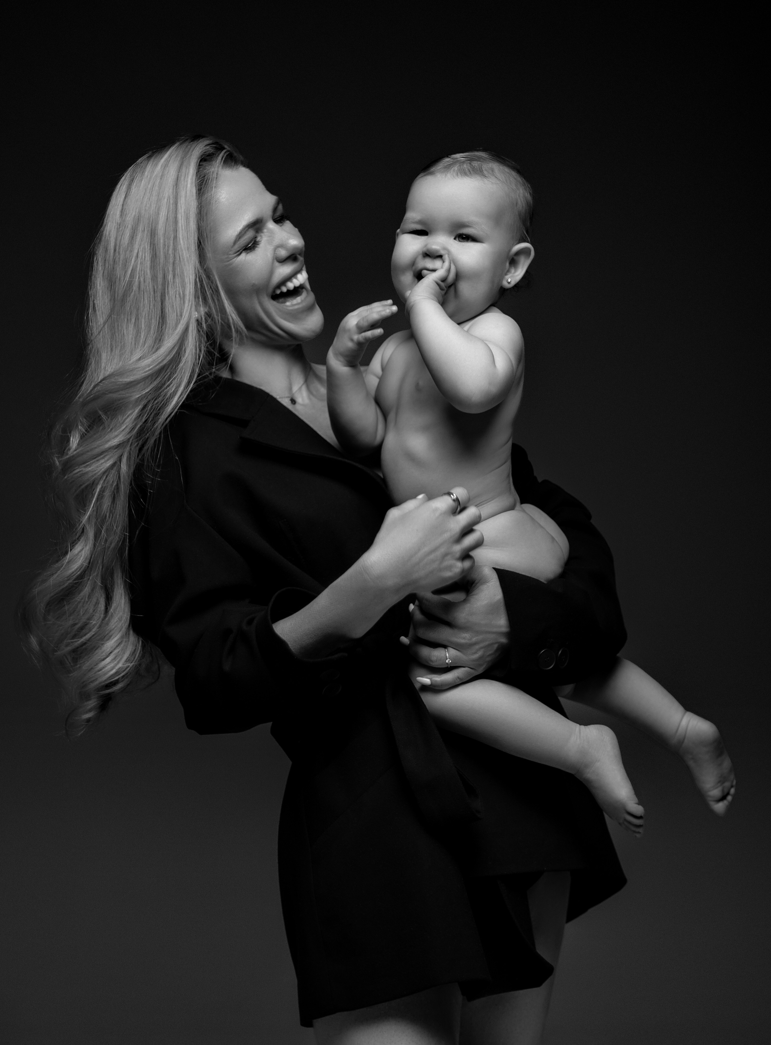 Veronika & Izabela. Krása tehotenstva v objektíve — Maria Milosovic, tehotenská fotografka