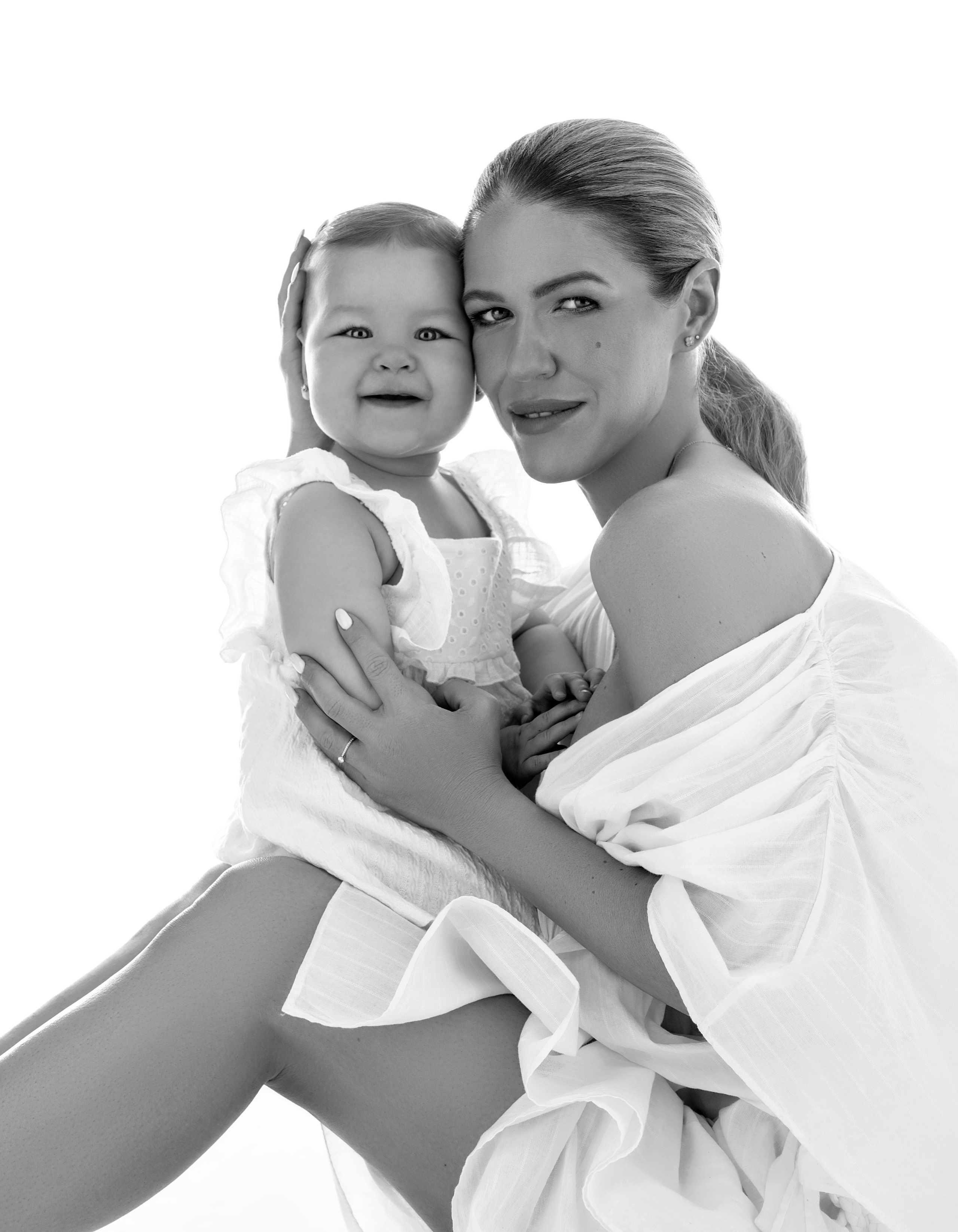 Veronika & Izabela. Krása tehotenstva v objektíve — Maria Milosovic, tehotenská fotografka