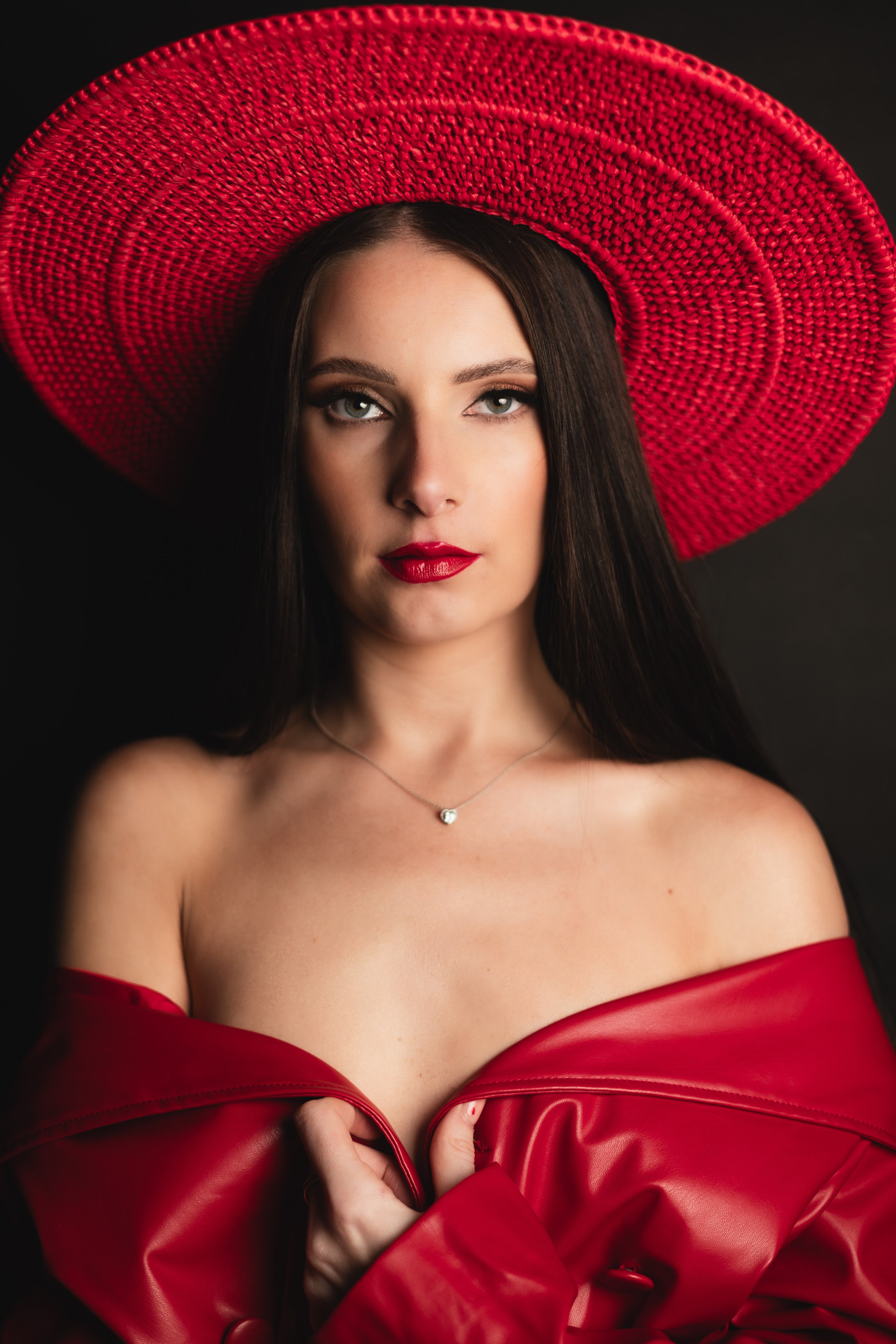 Portretu fotosesijas sievietēm. Portretu fotosesija Rīgā| Biznesa portretu foto | Korporatīvās un darbinieku fotosesijas | Pasākumu fotogrāfs | Produktu fotogrāfs