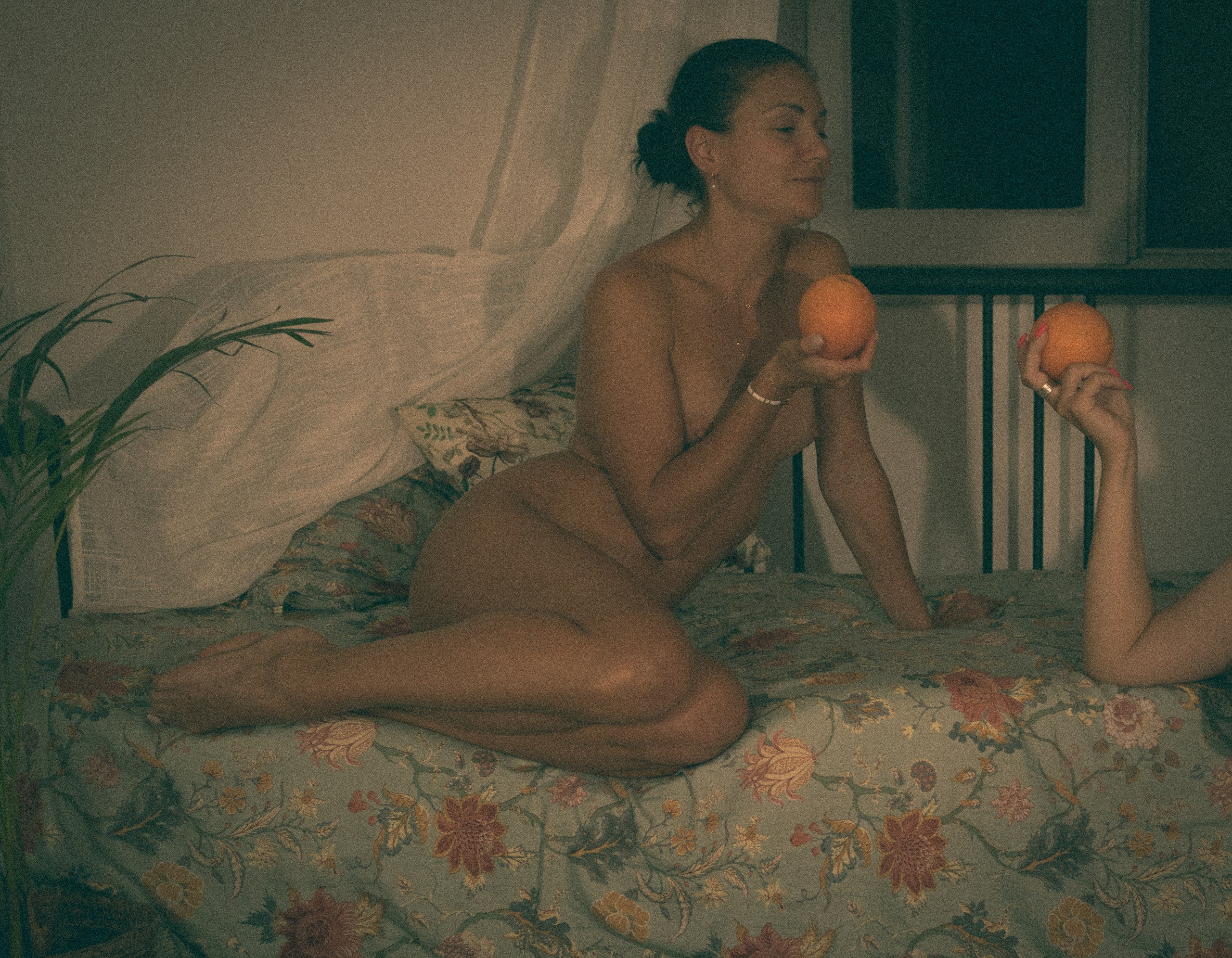 Photo nue dans un cadre mystérieux de style rétro. Histoires d’amour, séances photos de famille et de mariage en France