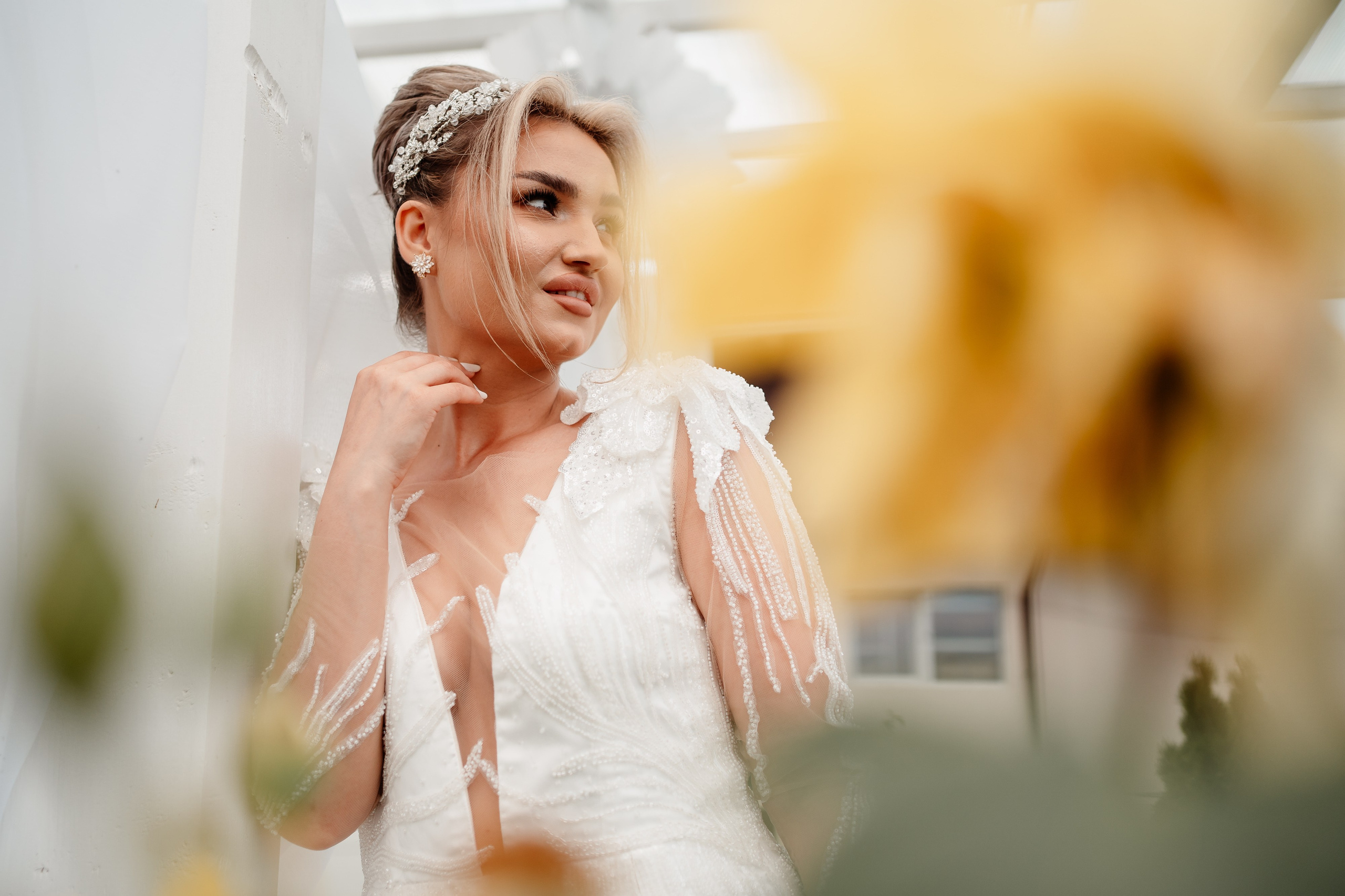 Moment emoționant între miri în ziua nunții, surprins într-un cadru natural și romantic, la Bolintin-Vale. Fotografie de nuntă profesională, editată artistic pentru a evidenția emoția și eleganța evenimentului.