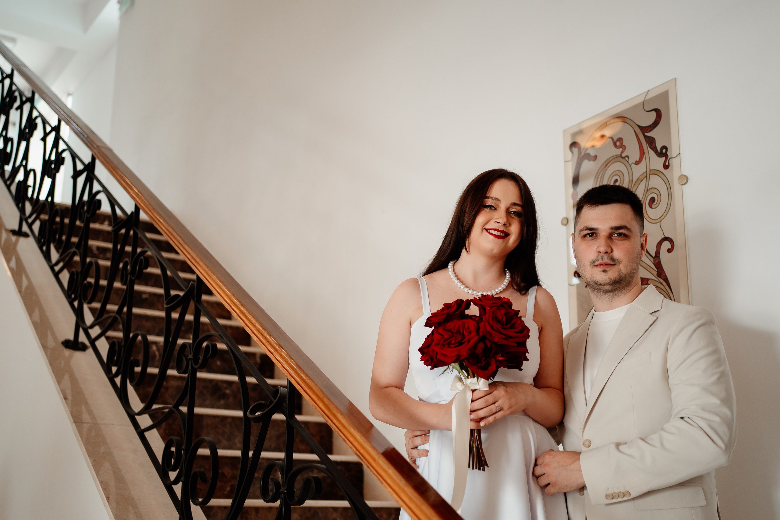 Miri fericiți în fața oficiului stării civile din Ilfov, celebrând începutul unei noi vieți împreună. Fotografie de cununie civilă, capturând naturalețea și bucuria momentului special.