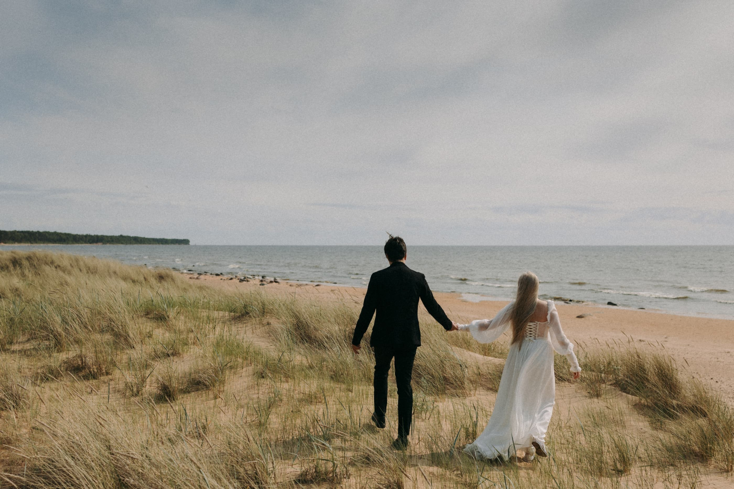 Marija & Aleksandrs: Kāzu fotosesija Veczemju klintīs pie jūras. Fotogrāfs kāzām, ģimenēm un dažādiem pasākumiem