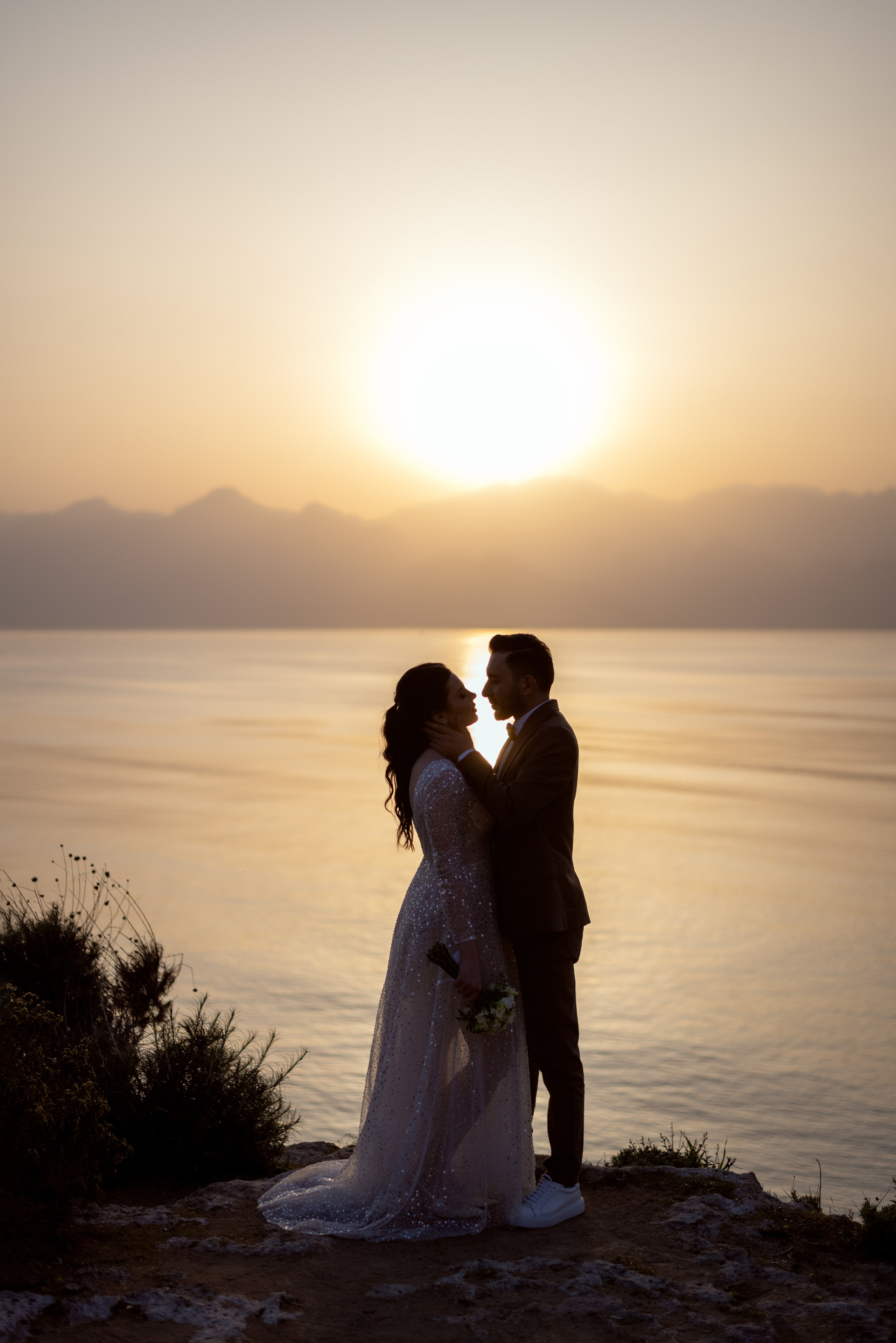 Свадебная фотосессия на скалах в Анталии на закате