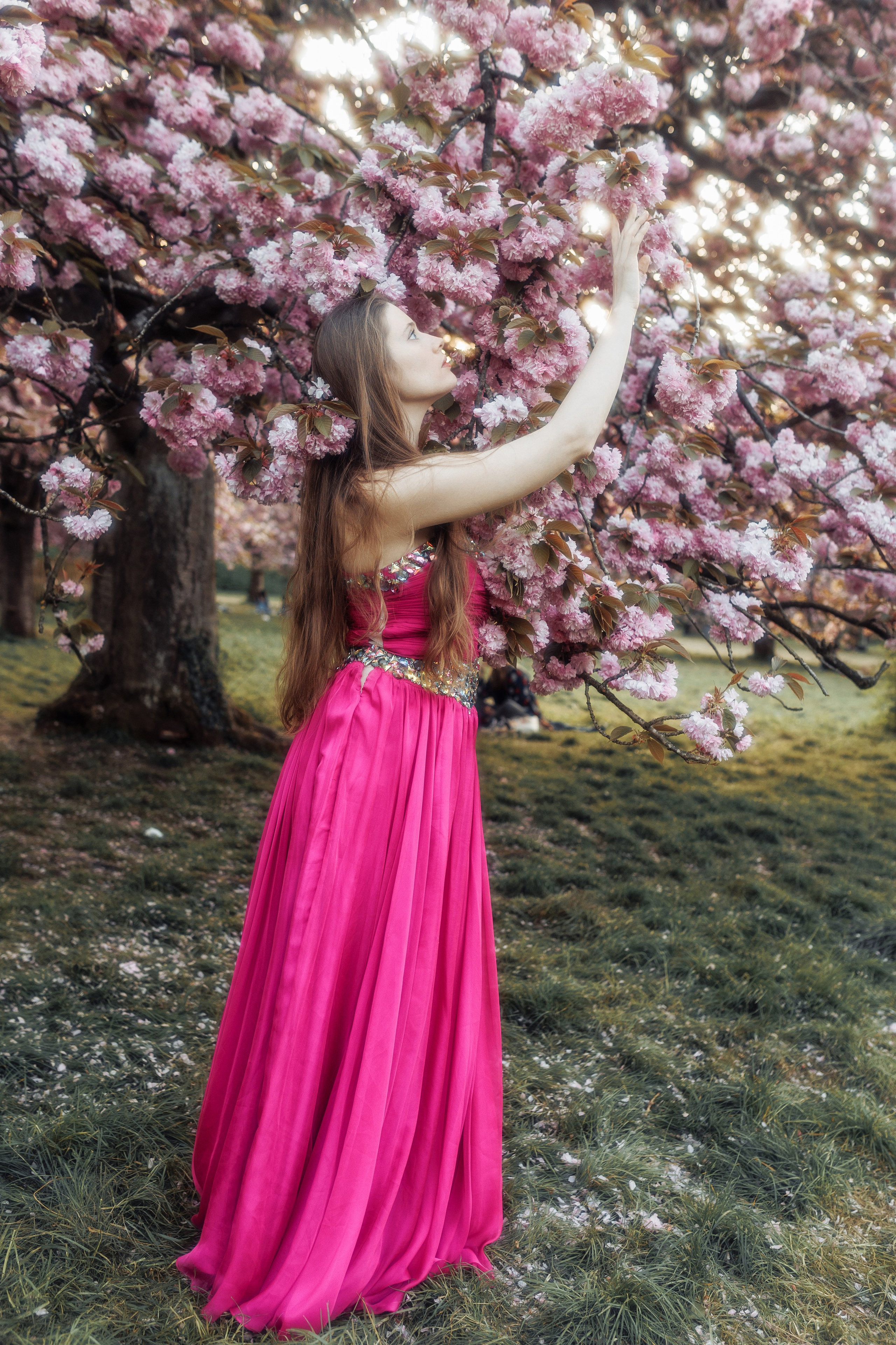 Романтичный кадр с певицей на фоне цветущих деревьев в Parc de Sceaux