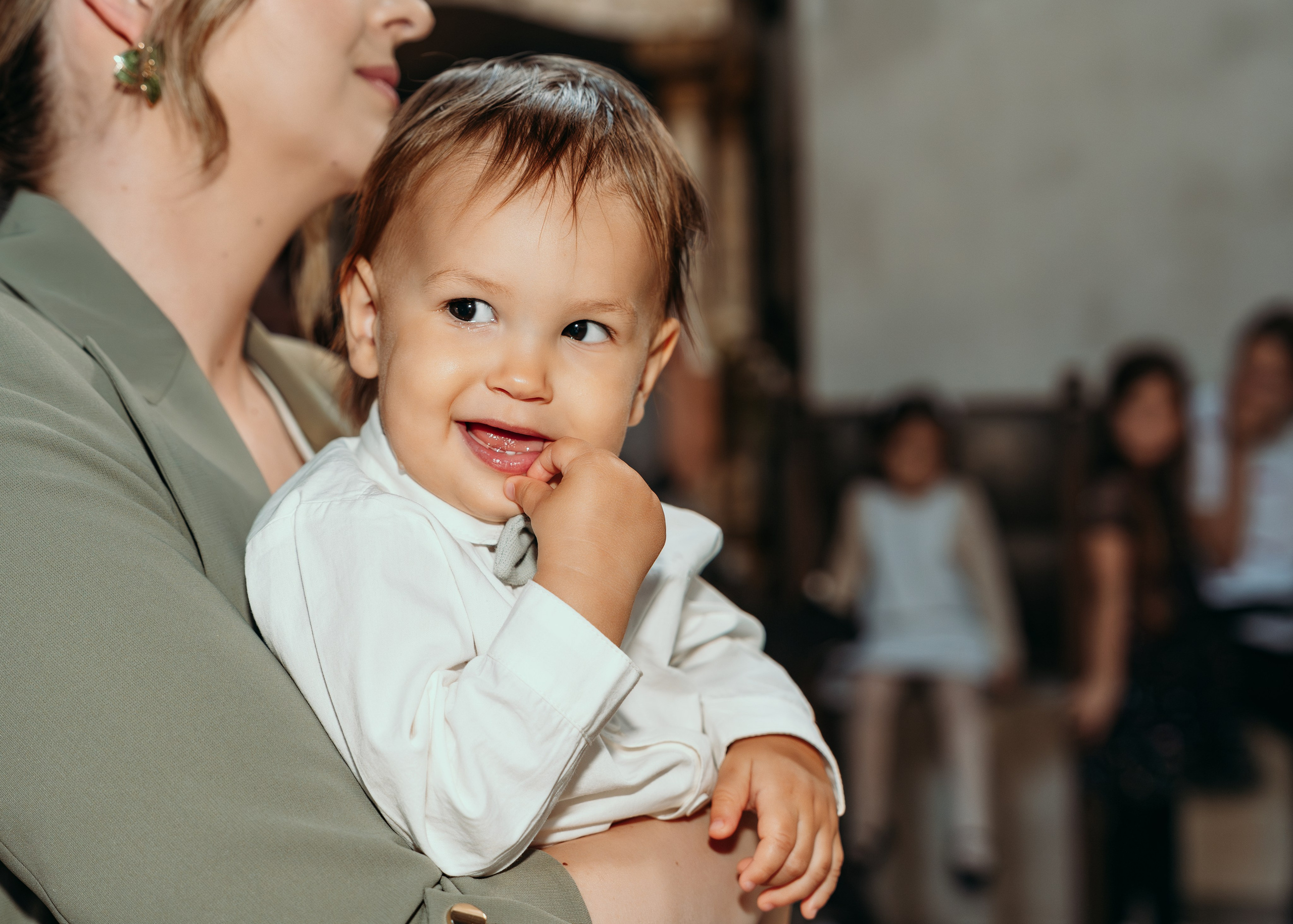 Decak se smeje tokm krstenja u crkvi