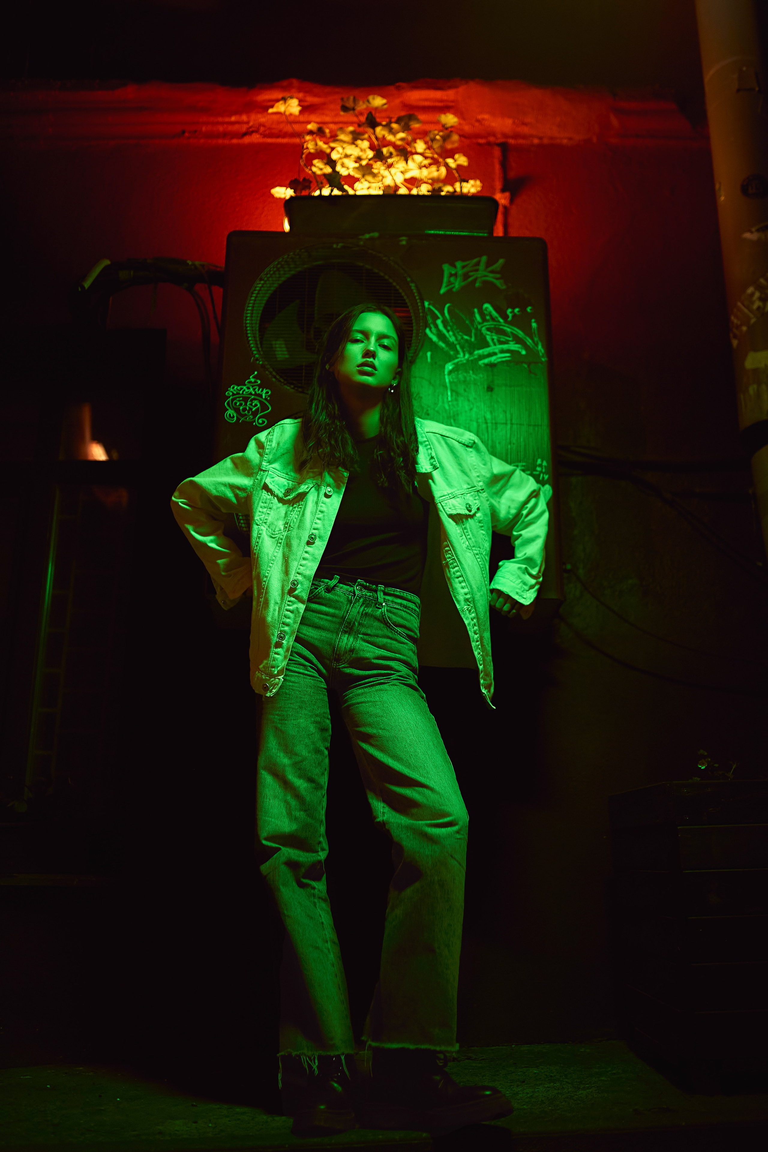 Женский портрет в полный рост в оранжево зеленом свете