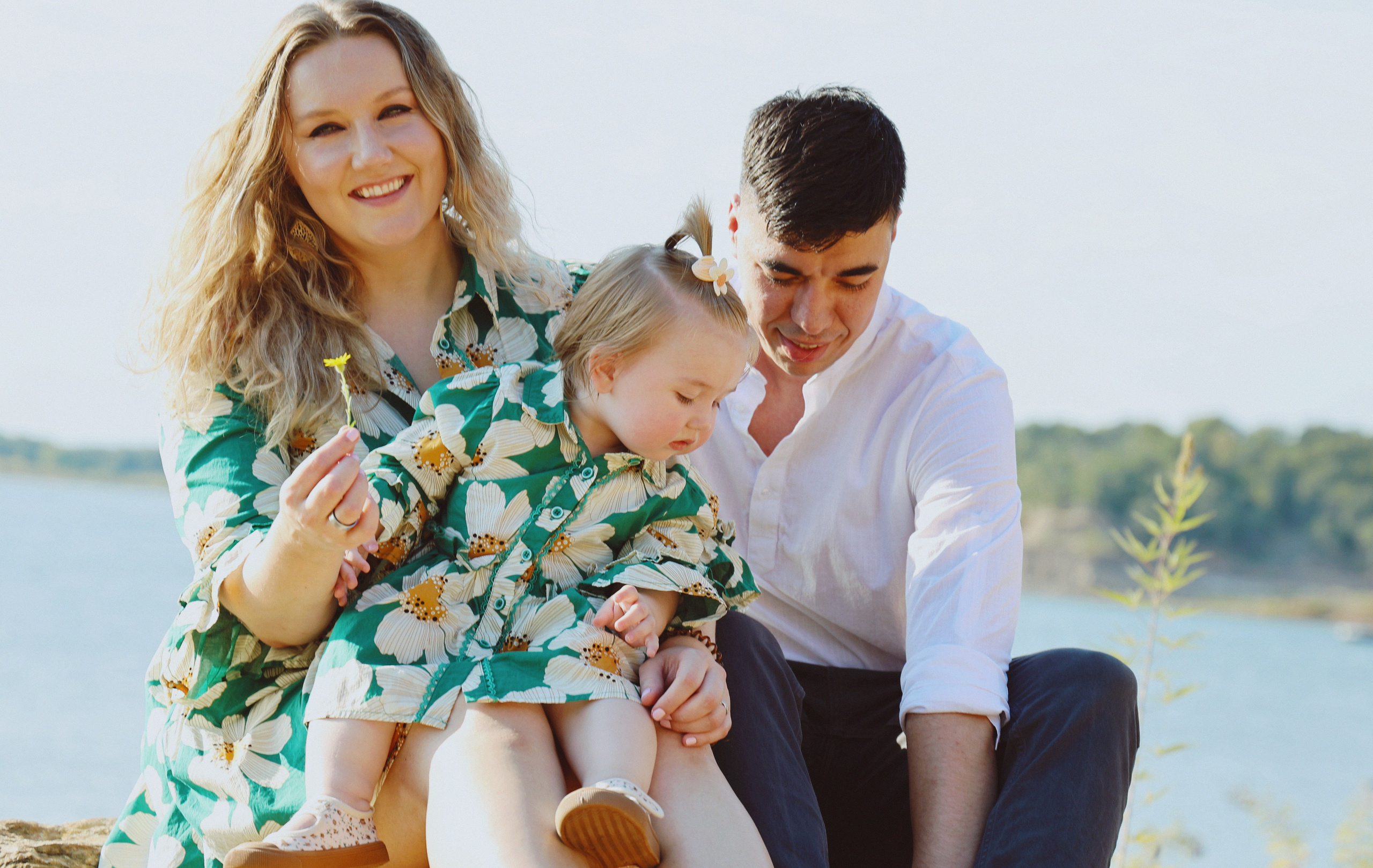 Baby Family Photoshoot – Outdoor Family Photography with Infant or Toddler. Lana Petrychenko — Portrait & Family Photographer. Valencia, Spain