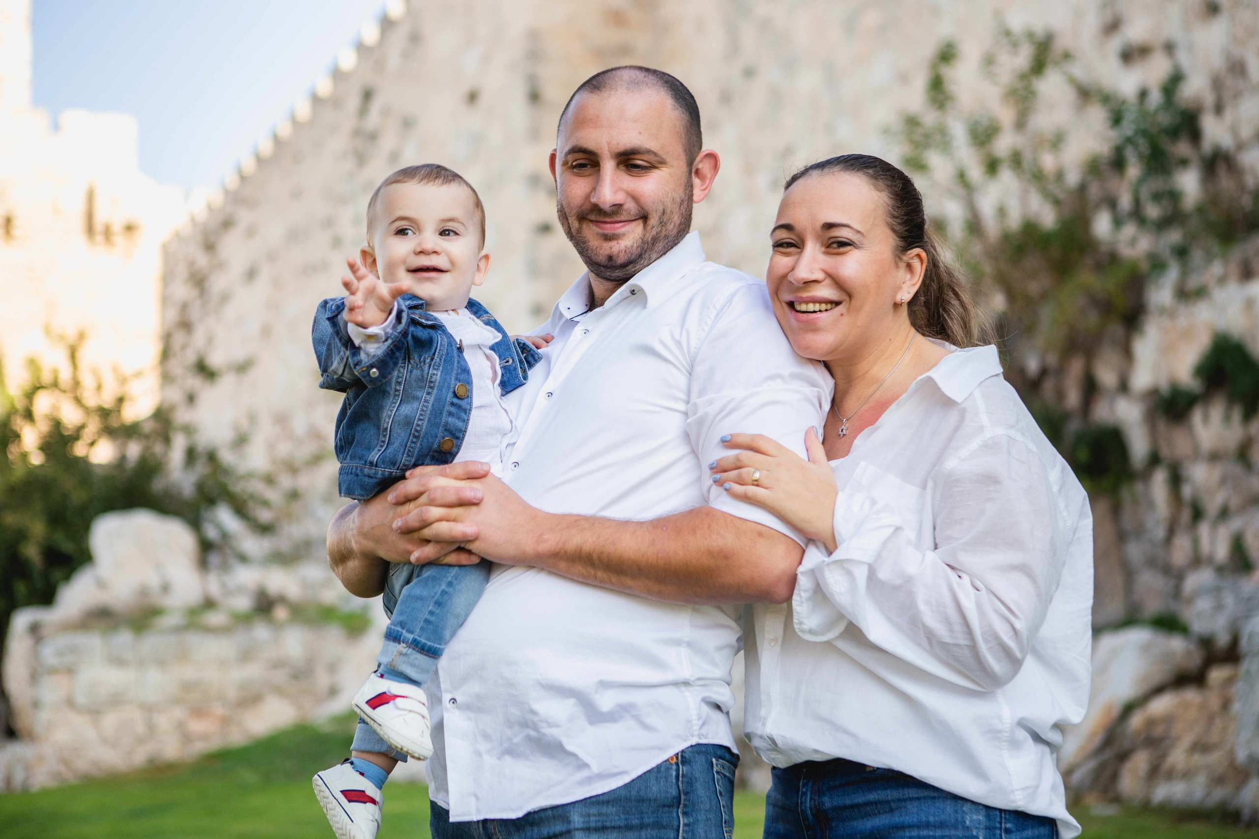 AT THE WALLS OF THE OLD CITY. PHOTOGRAPHER IN ISRAEL