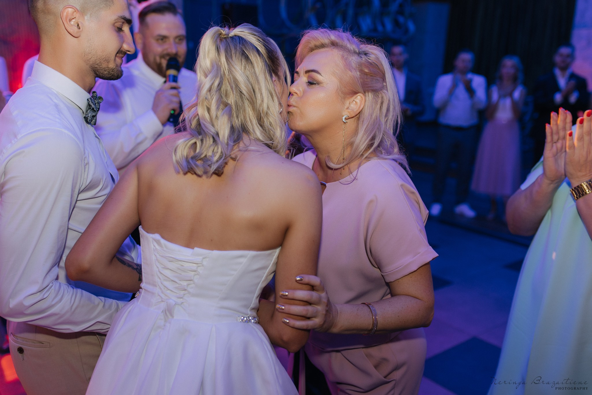 Vestuvinė fotosesija Kaune, Vienybės aikštėje, prie Lietuvos banko